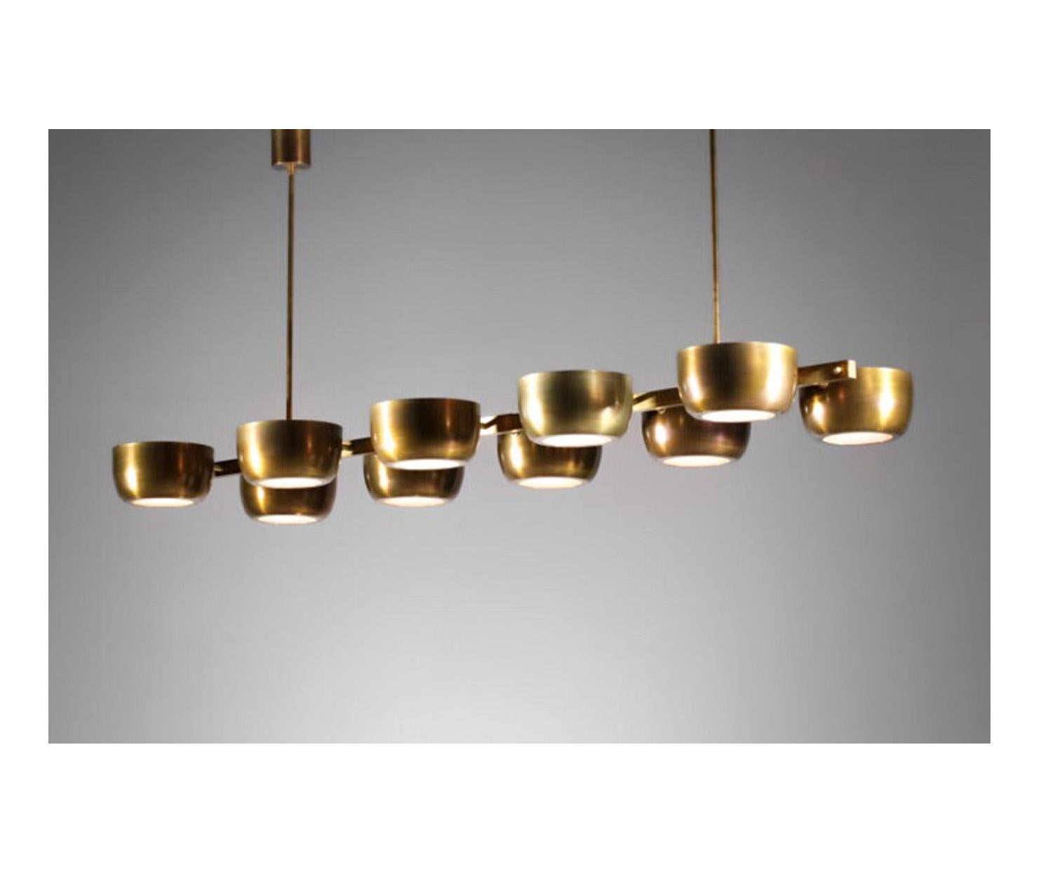 Lampadario rettangolare lungo in ottone personalizzato con 10 luci a forma di coppa. Può essere realizzato in altri metalli e dimensioni.