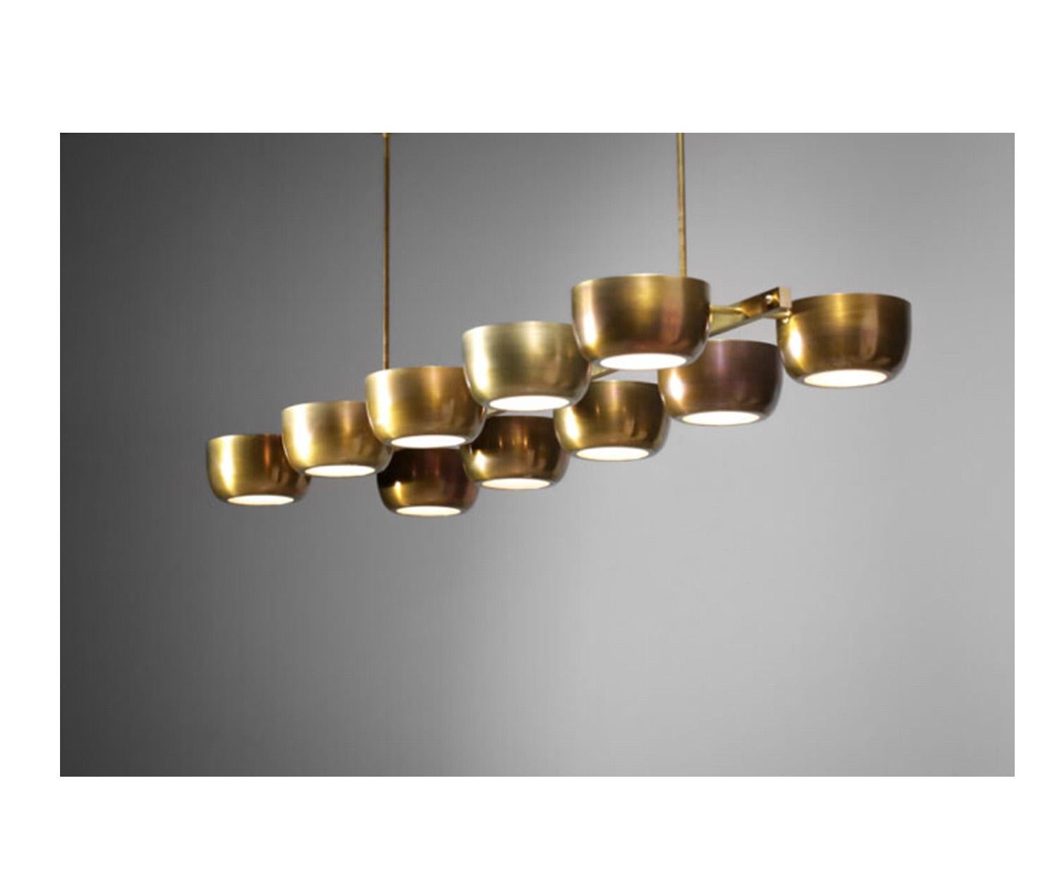 Mid-Century moderno Grande lampadario rettangolare personalizzato in stile metà secolo con tazze in ottone in vendita