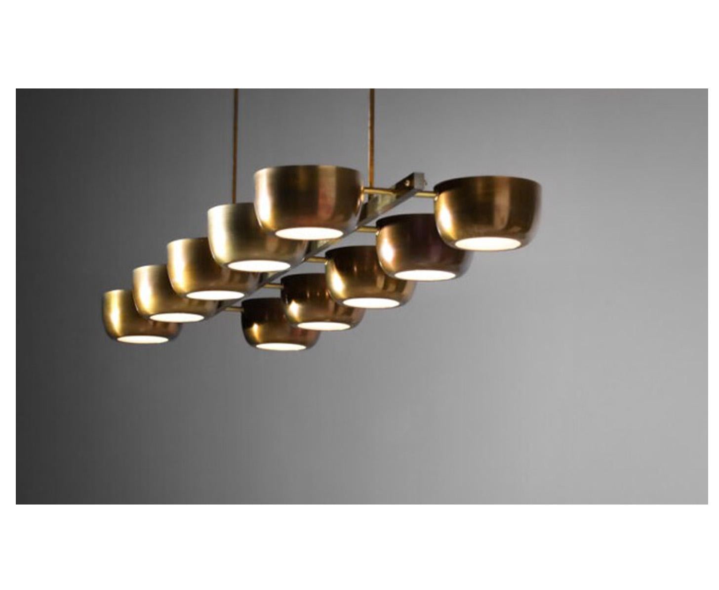 Italiano Grande lampadario rettangolare personalizzato in stile metà secolo con tazze in ottone in vendita