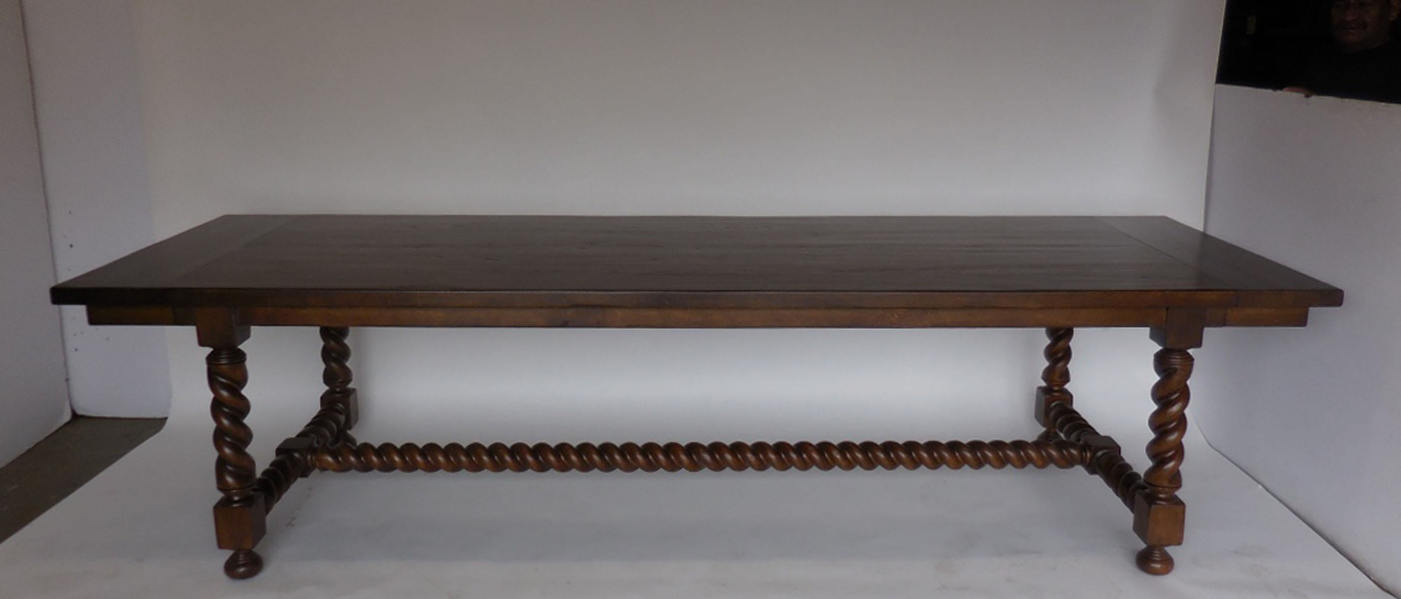 Dies ist unser maßgefertigter Salamanca-Esstisch (Gerste mit gedrehten Beinen). Die 10-Zoll-Bretter an jedem Ende lassen sich ausziehen, um ein 14-Zoll-Blatt zu platzieren. Die Blätter haben eine Schürze. Dieses Exemplar hat die Maße 120 x 40 x 30,5