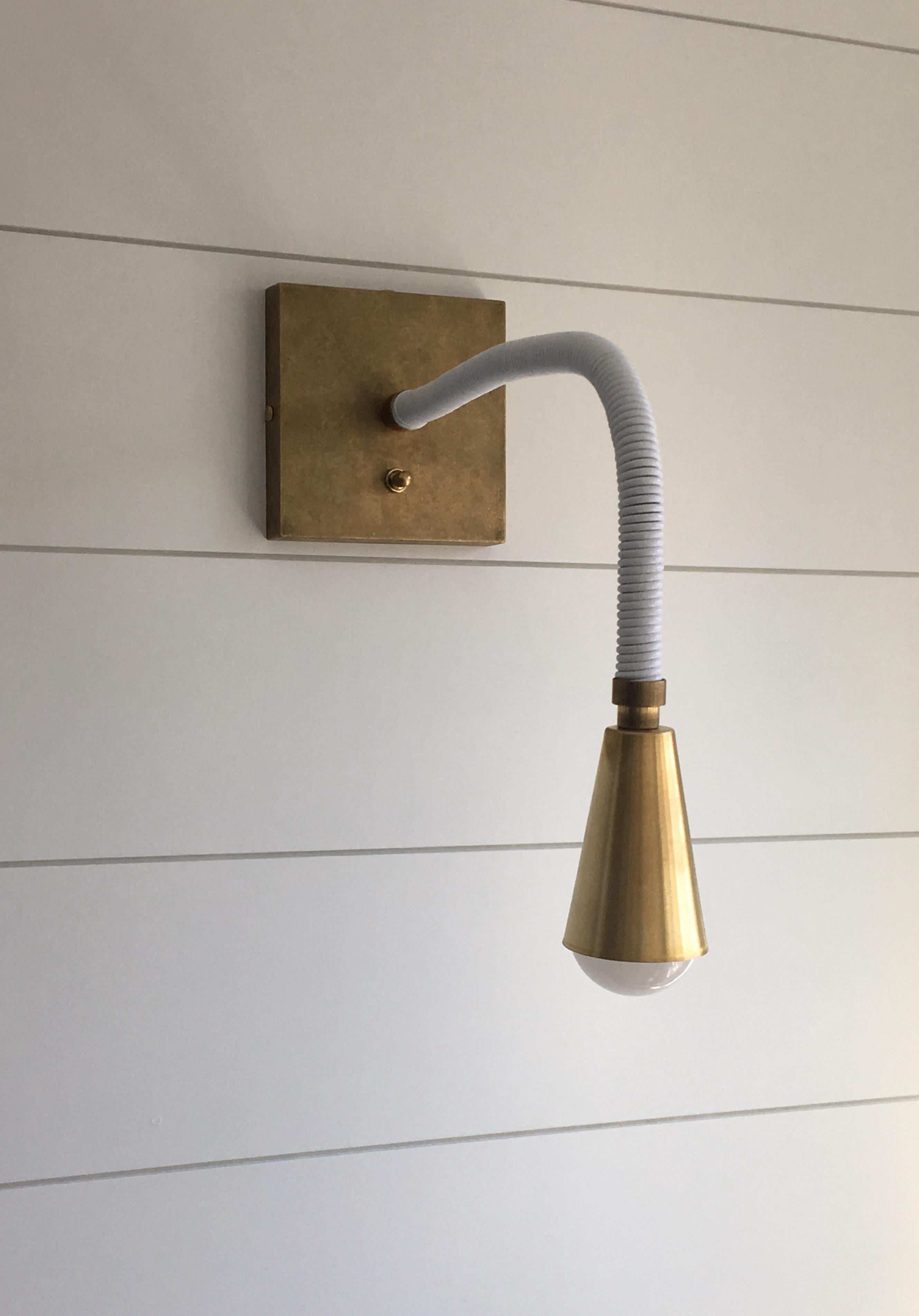 Lámpara Meander, aplique de pared de cuero y latón a medida con brazo ajustable Estadounidense en venta