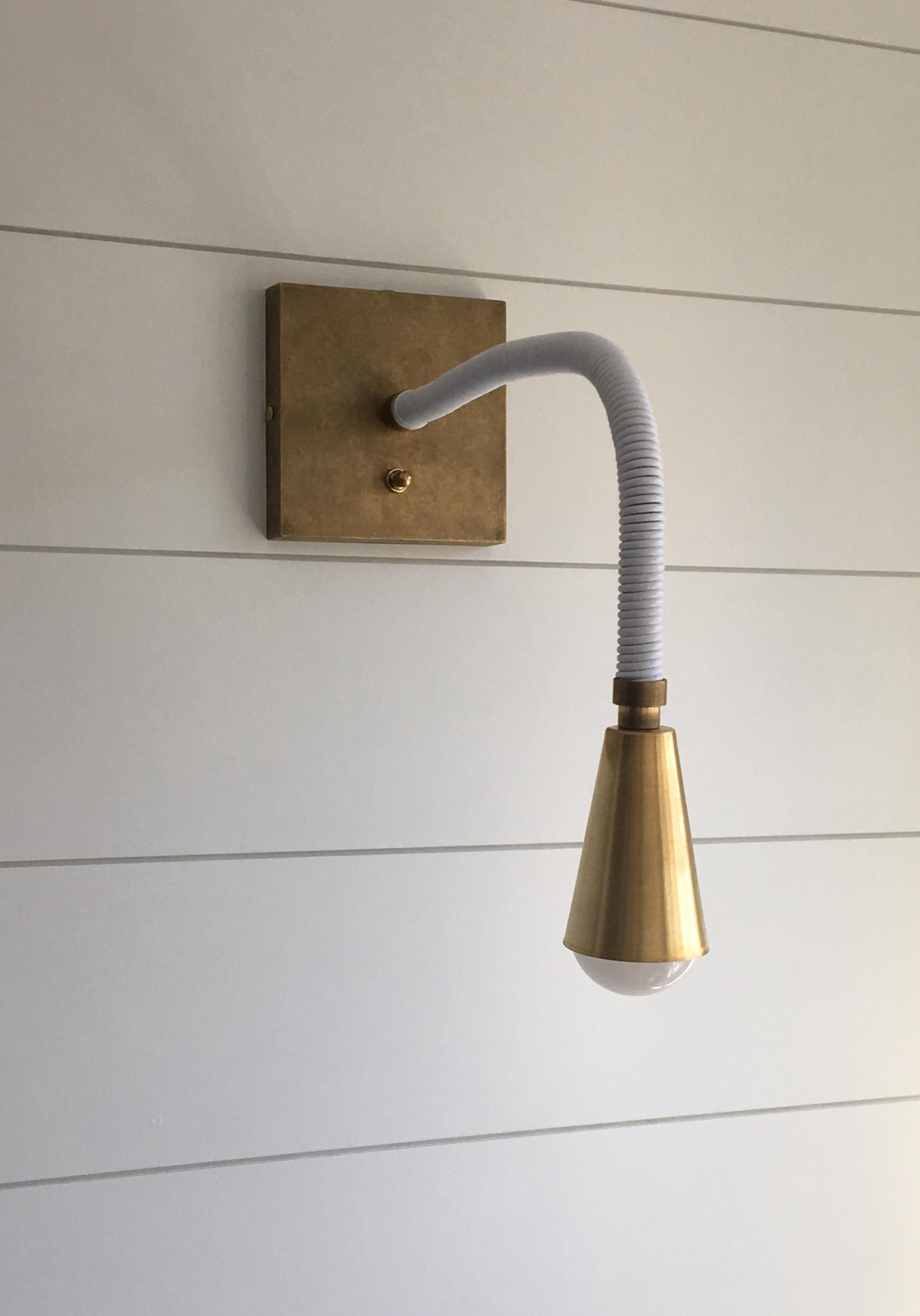 Americano Meander Single Sconce, applique in pelle e ottone personalizzata con braccio regolabile in vendita