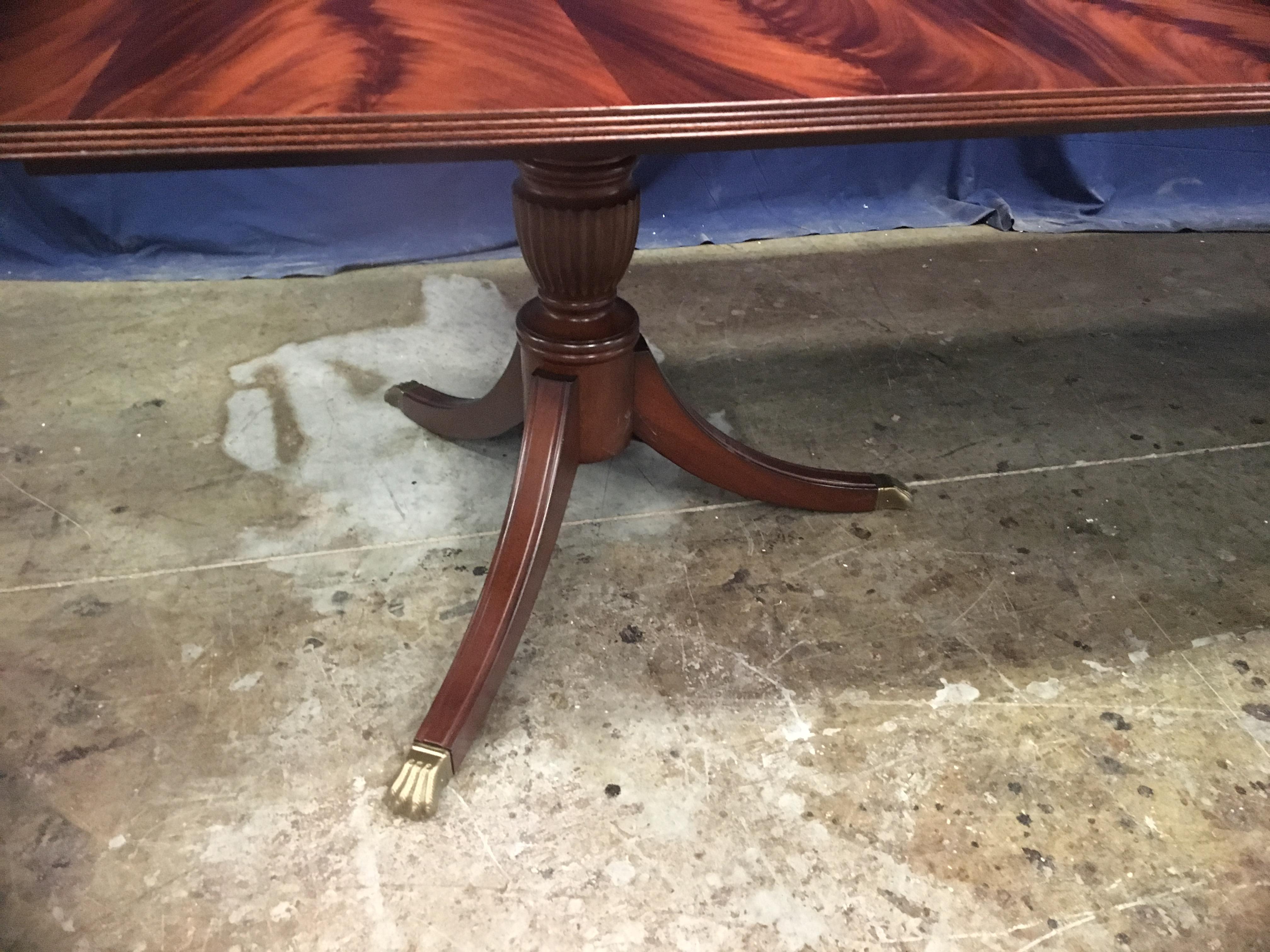 Table de salle à manger traditionnelle à piédestal en acajou de Leighton Hall sur mesure en vente 4