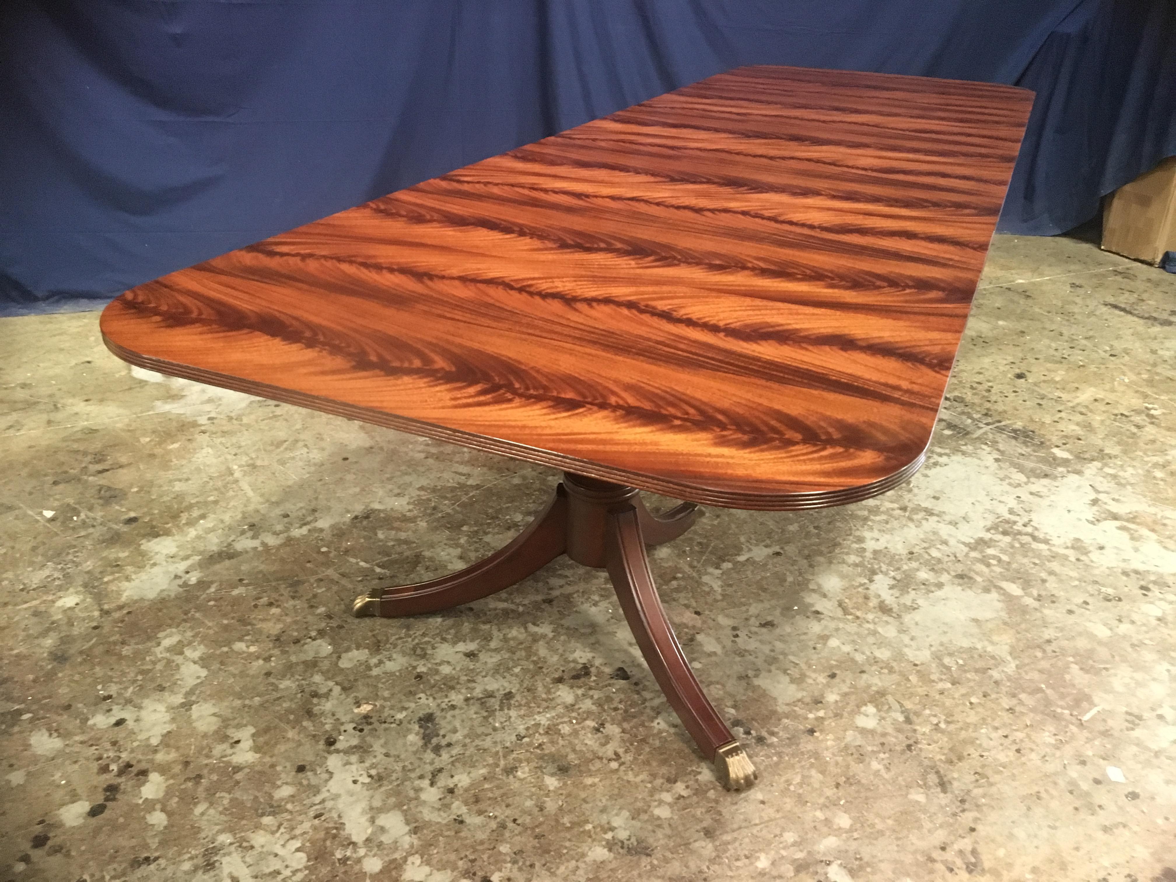 Américain Table de salle à manger traditionnelle à piédestal en acajou de Leighton Hall sur mesure en vente