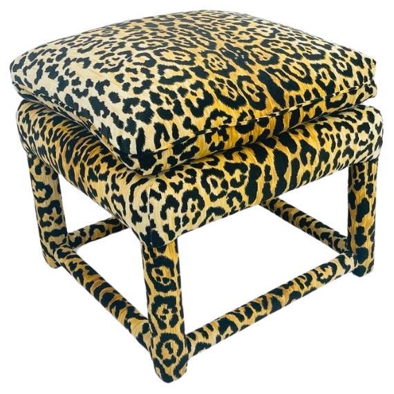 Pouf leopardato personalizzato in stile Parsons