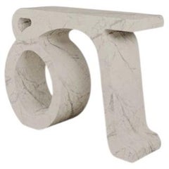 Maßgefertigte limitierte Auflage: Konsole „Prae“ in „Invisible Gray Marble“ von Esther Knopfler