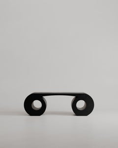 Panca "Stone Eye" in marmo Nero Assoluto, edizione limitata personalizzata, di Esther Knopfler