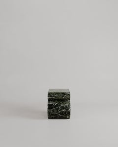 Taburete «Prae», de edición limitada personalizada, en mármol verde de Levanto, diseñado por Esther Knopfler