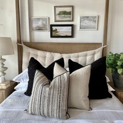 Coussin rayé noir texturé en lin et laine mélangés sur mesure avec insert en duvet