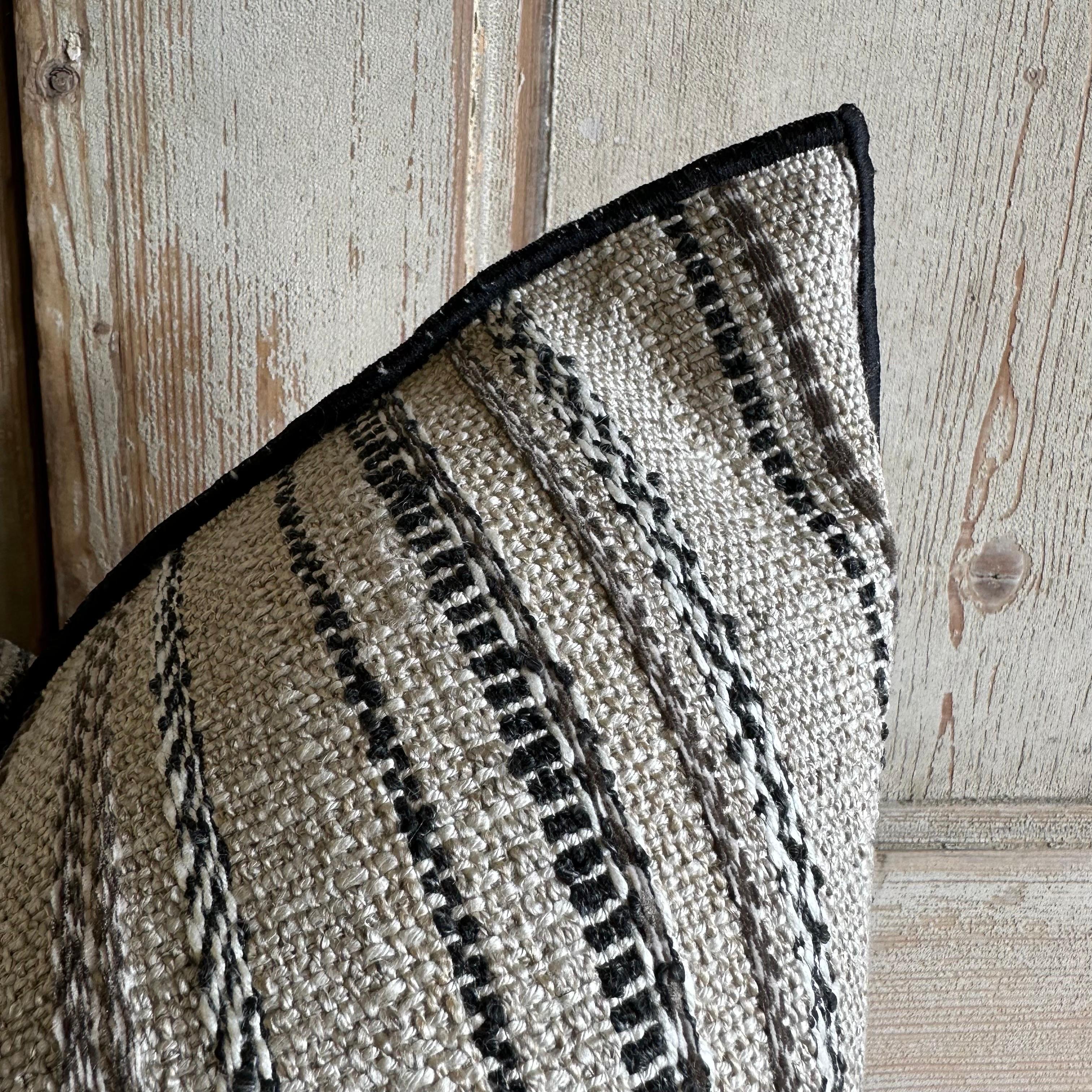 Coussin rayé noir texturé en lin et laine mélangés sur mesure avec insert en duvet Neuf - En vente à Brea, CA