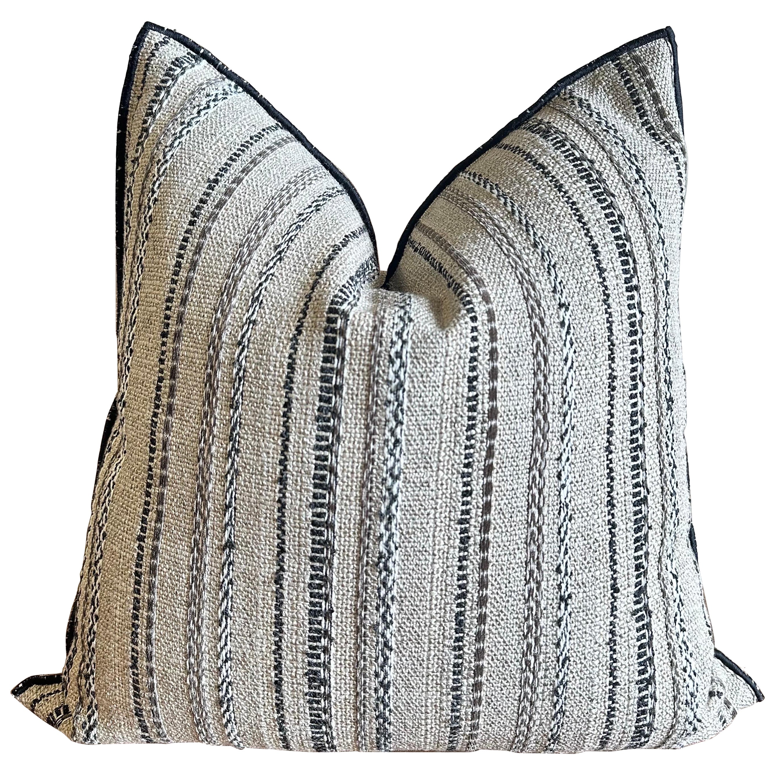 Coussin rayé noir texturé en lin et laine mélangés sur mesure avec insert en duvet