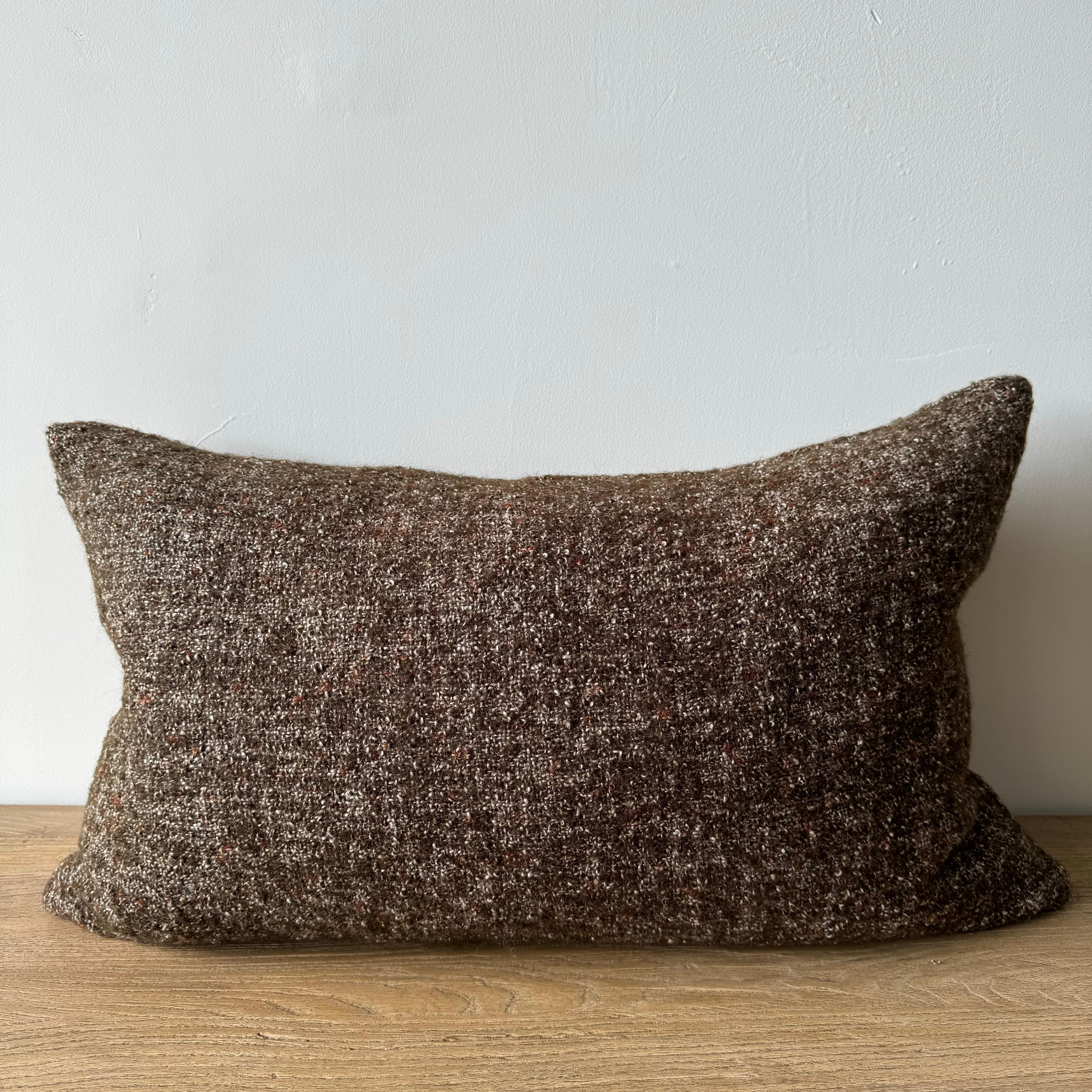 Un ricco marrone cacao e fibre naturali di lino e farina d'avena intrecciate in una finitura stonewash creano questo cuscino morbido e lussuoso. Cucito con una chiusura a cerniera in ottone antico e bordi overlock.
Include un inserto in piuma e