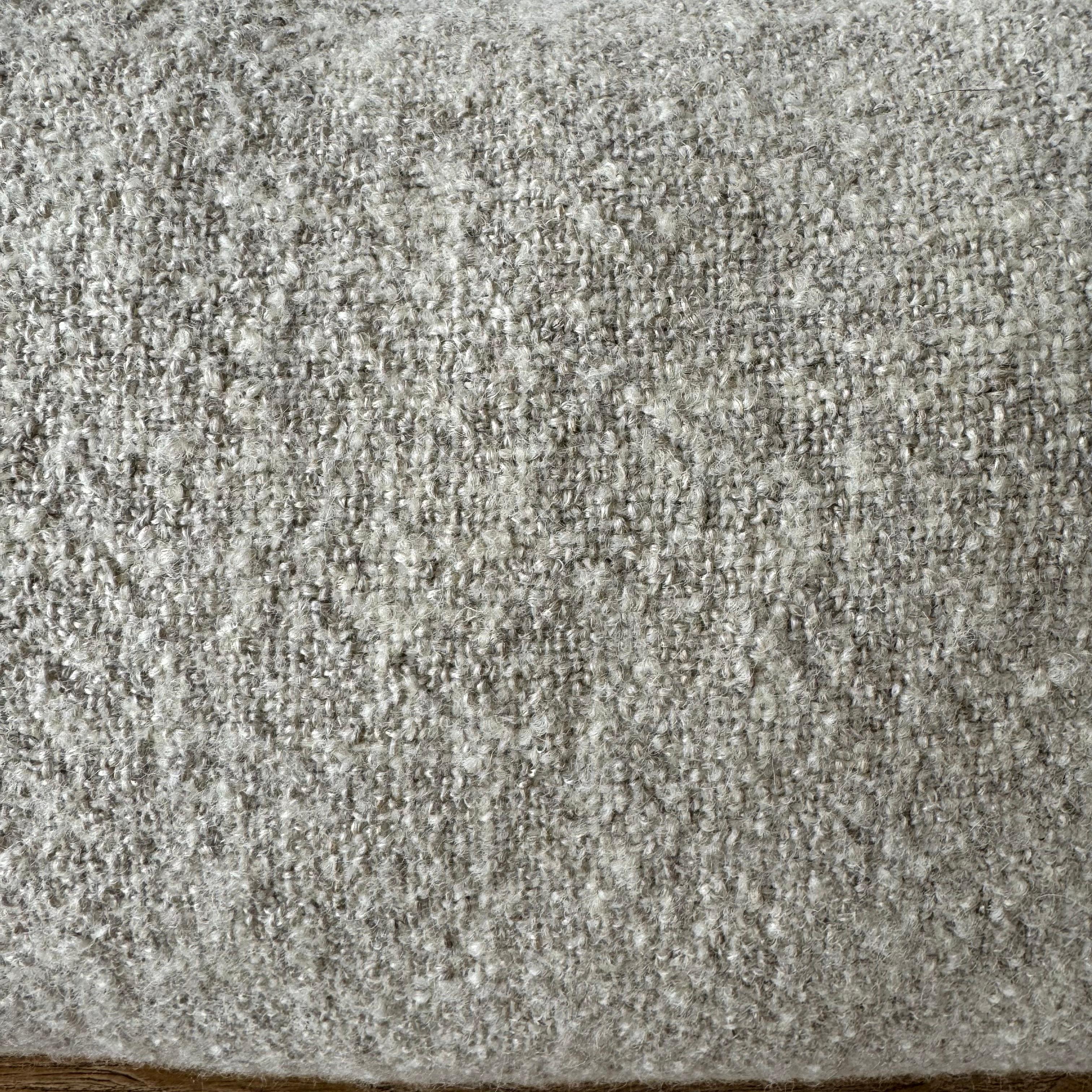 Coussin lombaire personnalisé en lin et laine en flanelle avec insert de plumes de duvet Neuf - En vente à Brea, CA