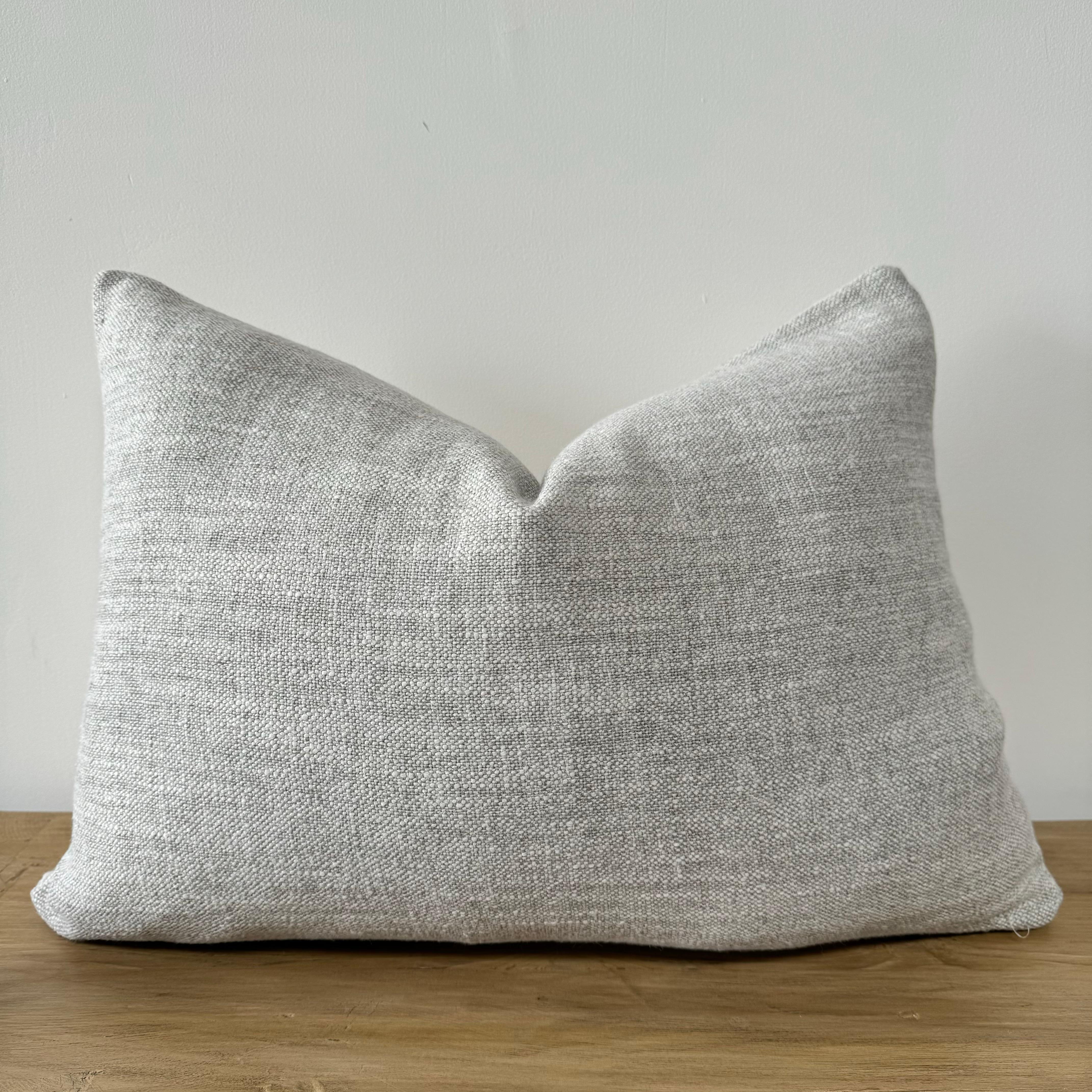 Cuscino personalizzato in lino grigio stone washed con inserto in piuma d'oca.
Lino europeo pesante di colore grigio, con chiusura a cerniera.
Cuciture overlocked, lavabile in lavatrice.

Dimensioni: 15