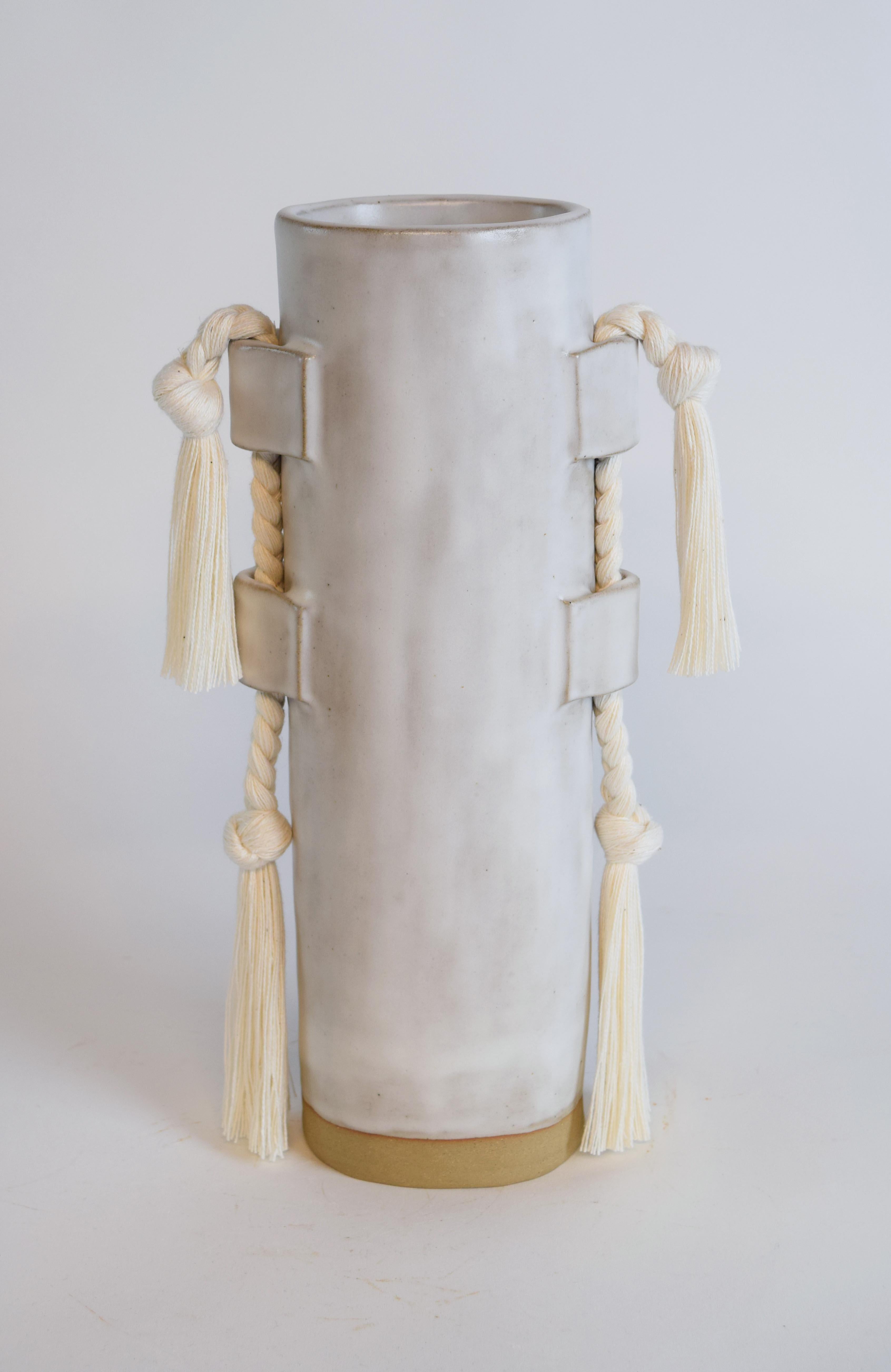 Inserzione personalizzata per 16pcs Vase #695 di Karen Gayle Tinney

Funzionale e scultoreo al tempo stesso, questo vaso ha le dimensioni perfette per un piccolo bouquet, ma è abbastanza dettagliato da poter essere utilizzato come oggetto decorativo