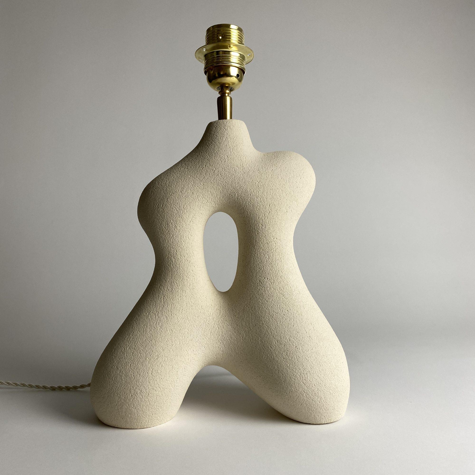 Lampe Pauline sculptée à la main par Hermine Bourdin 
Unique en son genre
Dimensions : H 30 x L 26 cm
MATERIAL : Grès

Toutes les lampes peuvent être câblées en fonction de chaque pays. 

Dans mon travail, j'essaie de représenter des femmes libres,