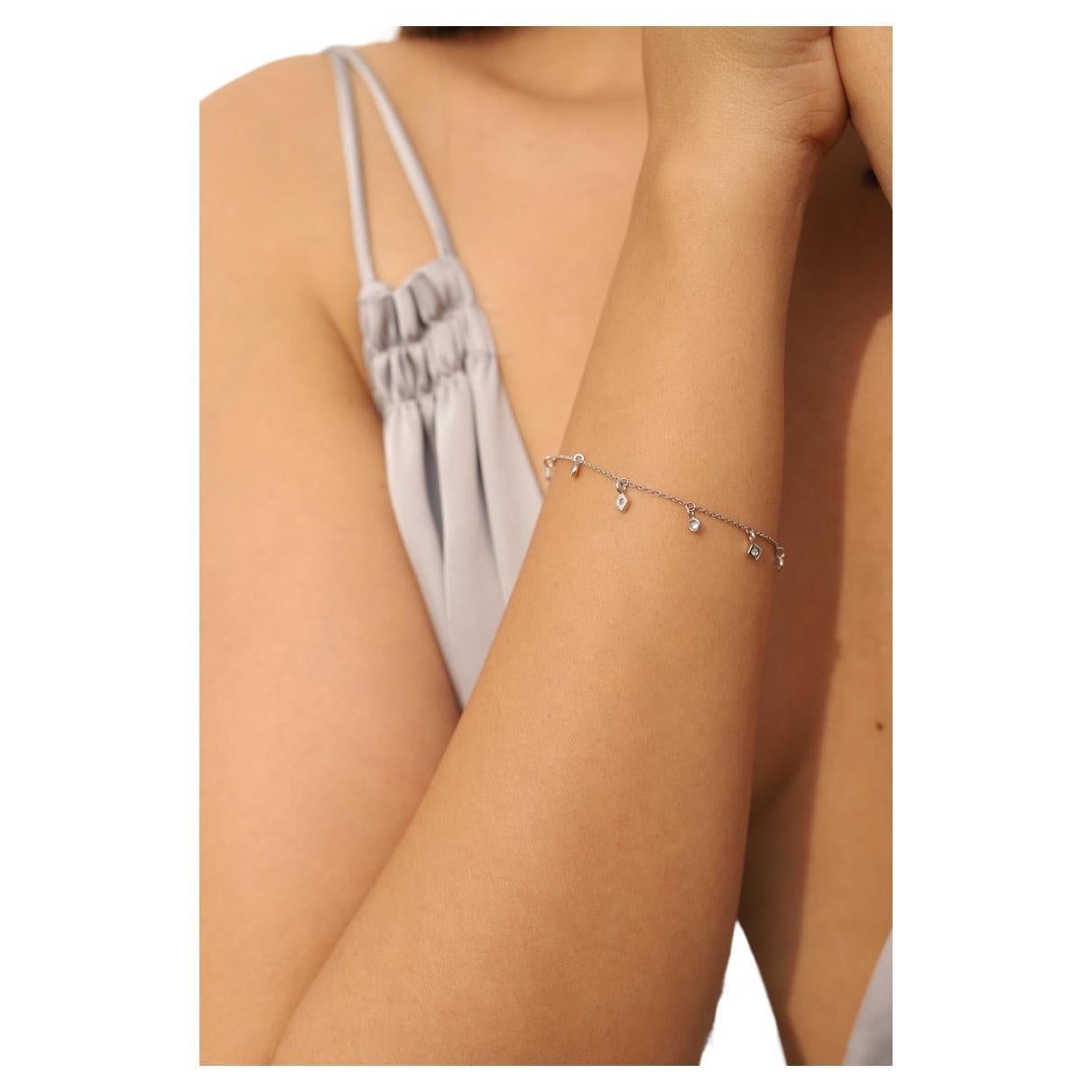 Questo bracciale minimalista con catena di diamanti in oro 18 carati sfoggia diamanti naturali scintillanti, per un peso di 0,3 carati. 
Il diamante, pietra natale di aprile, porta amore, fama, successo e prosperità.
Disegnato con diamanti che