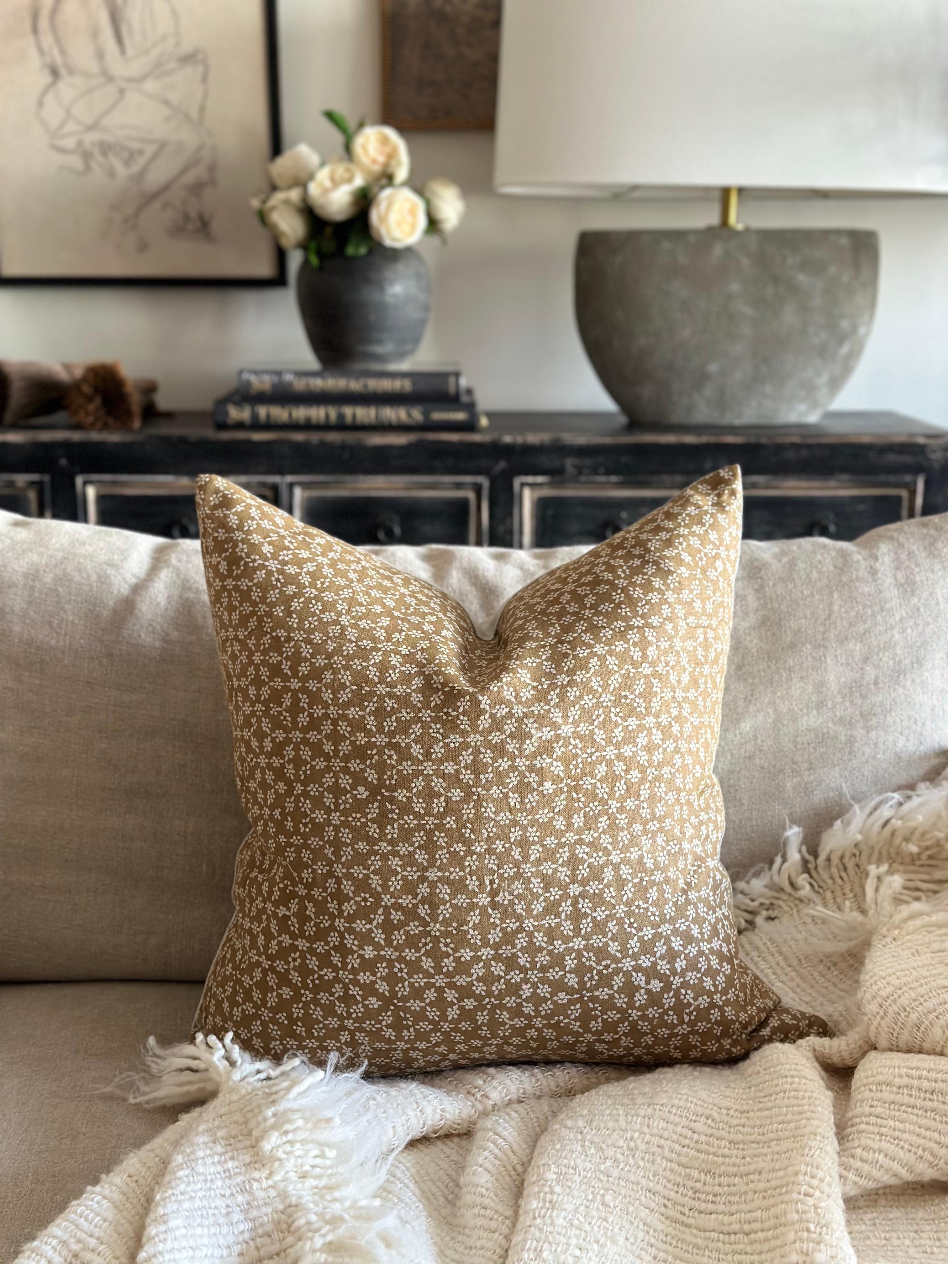 Notre dernière collection de magnifiques coussins en lin et bloqués à la main peut être arrangée pour créer de la beauté et apporter une touche de couleur à votre pièce tout en y ajoutant de la douceur !   Cet article est fabriqué sur commande et