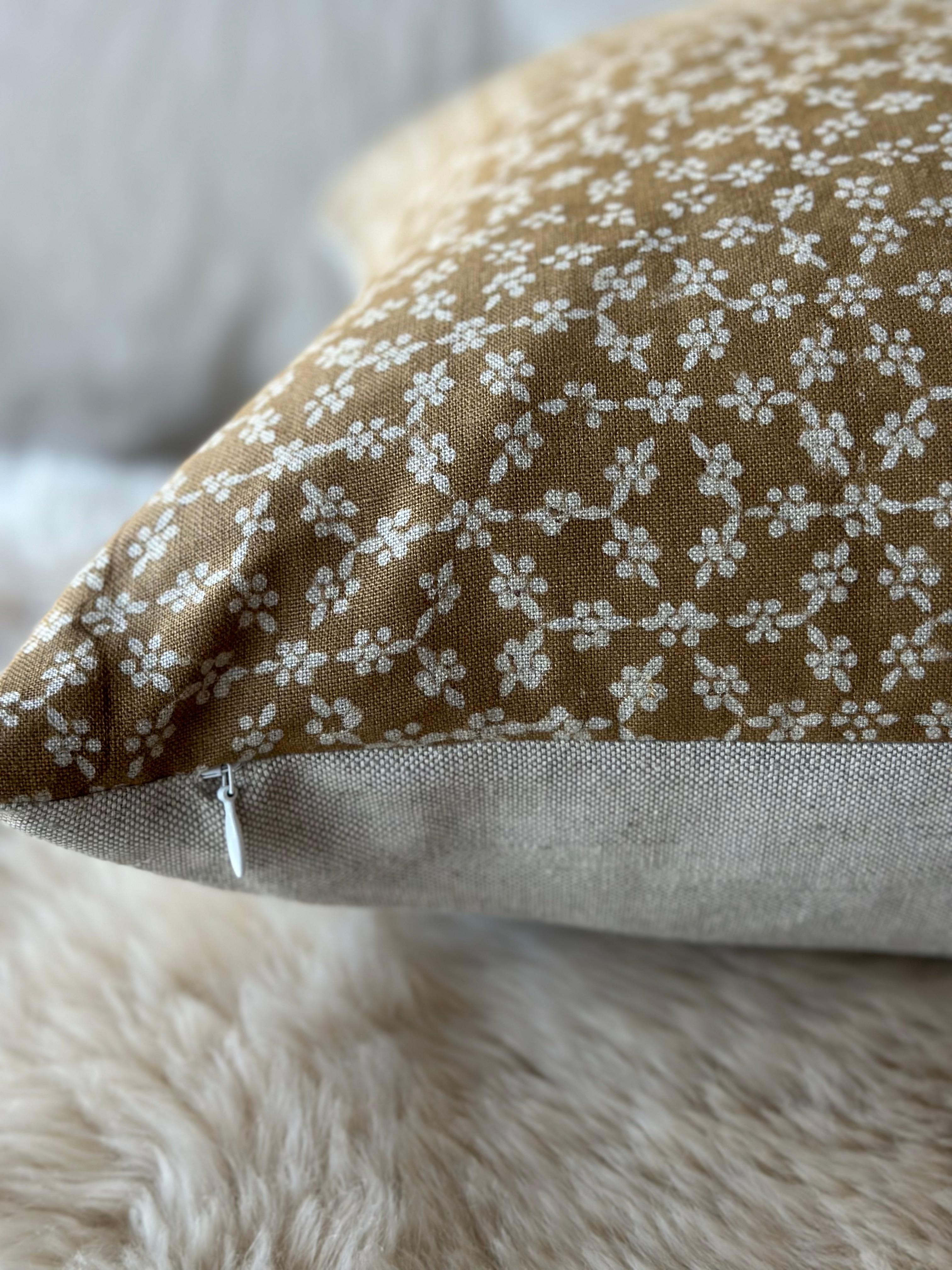 Lin Coussin en lin à fleurs de Terri/Auburn avec insert de plumes de duvet en vente