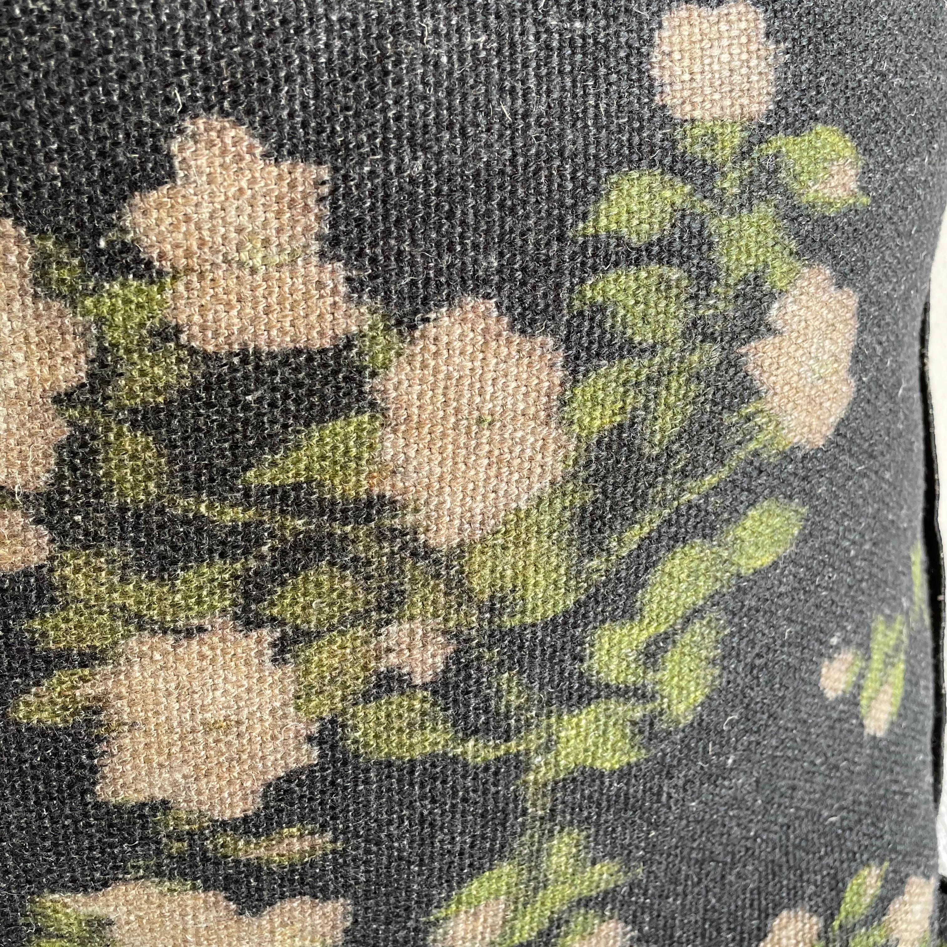 Cuscino d'accento in misto lino personalizzato. Colore: Crème Un cuscino in stile nubby floreale beige/grigio chiaro con bordo cucito e chiusura a cerniera in metallo. I nostri cuscini sono realizzati con tessuti vintage unici provenienti da tutto