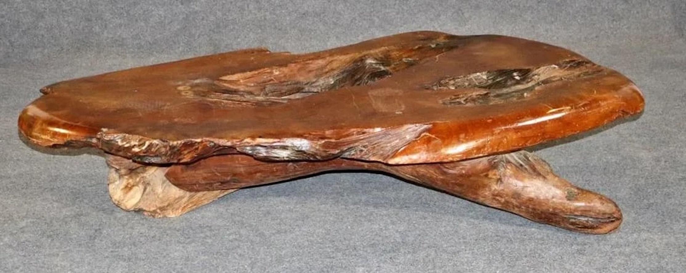 Grande table basse en bois fabriquée et signée par Steve Hartung. Fabriqué en bois massif de forme libre avec des bords vivants, donnant une sensation rustique à votre pièce.
Veuillez confirmer le lieu NY ou NJ