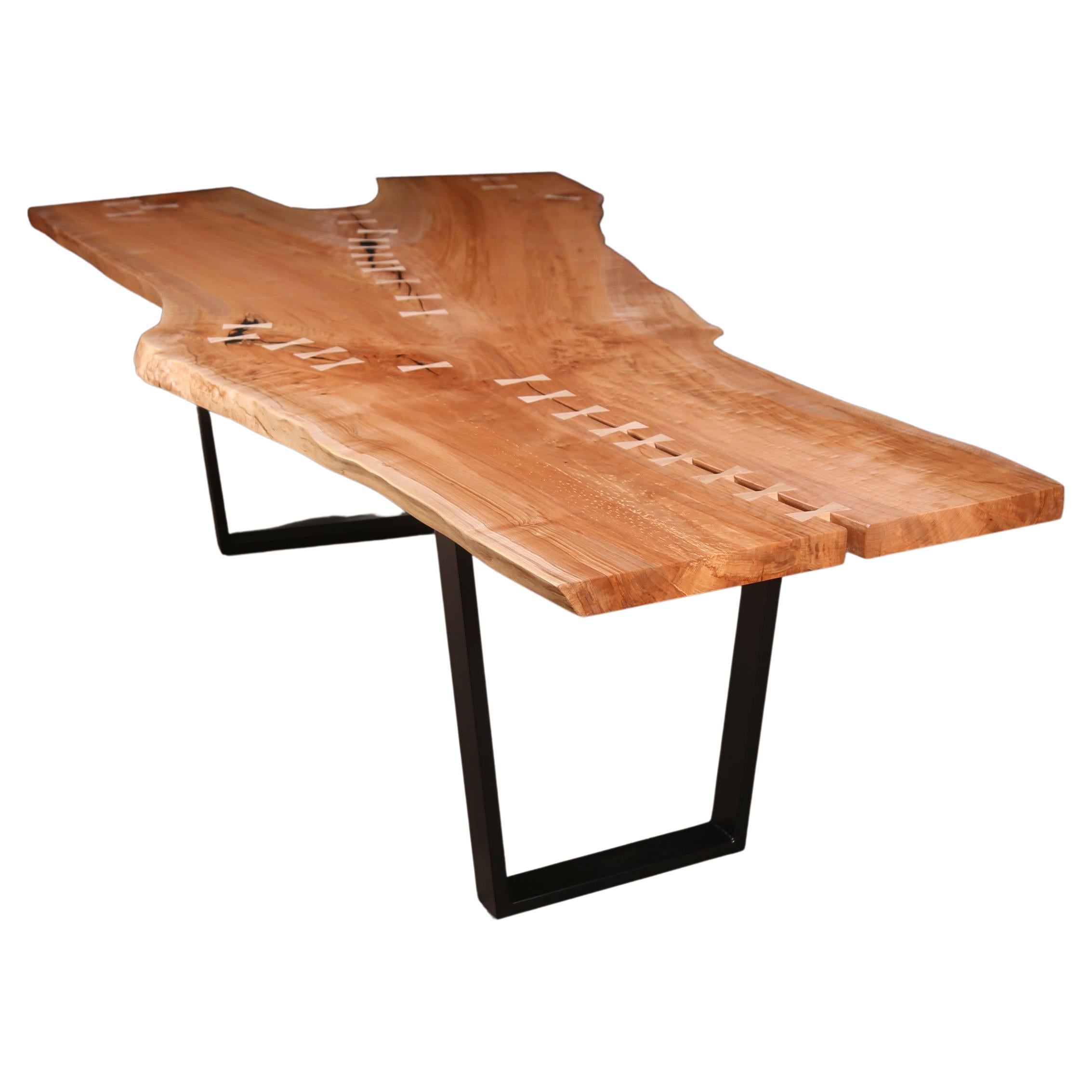 Table en érable à bord vif sur mesure, une seule dalle avec incrustation de nœud papillon, base métallique