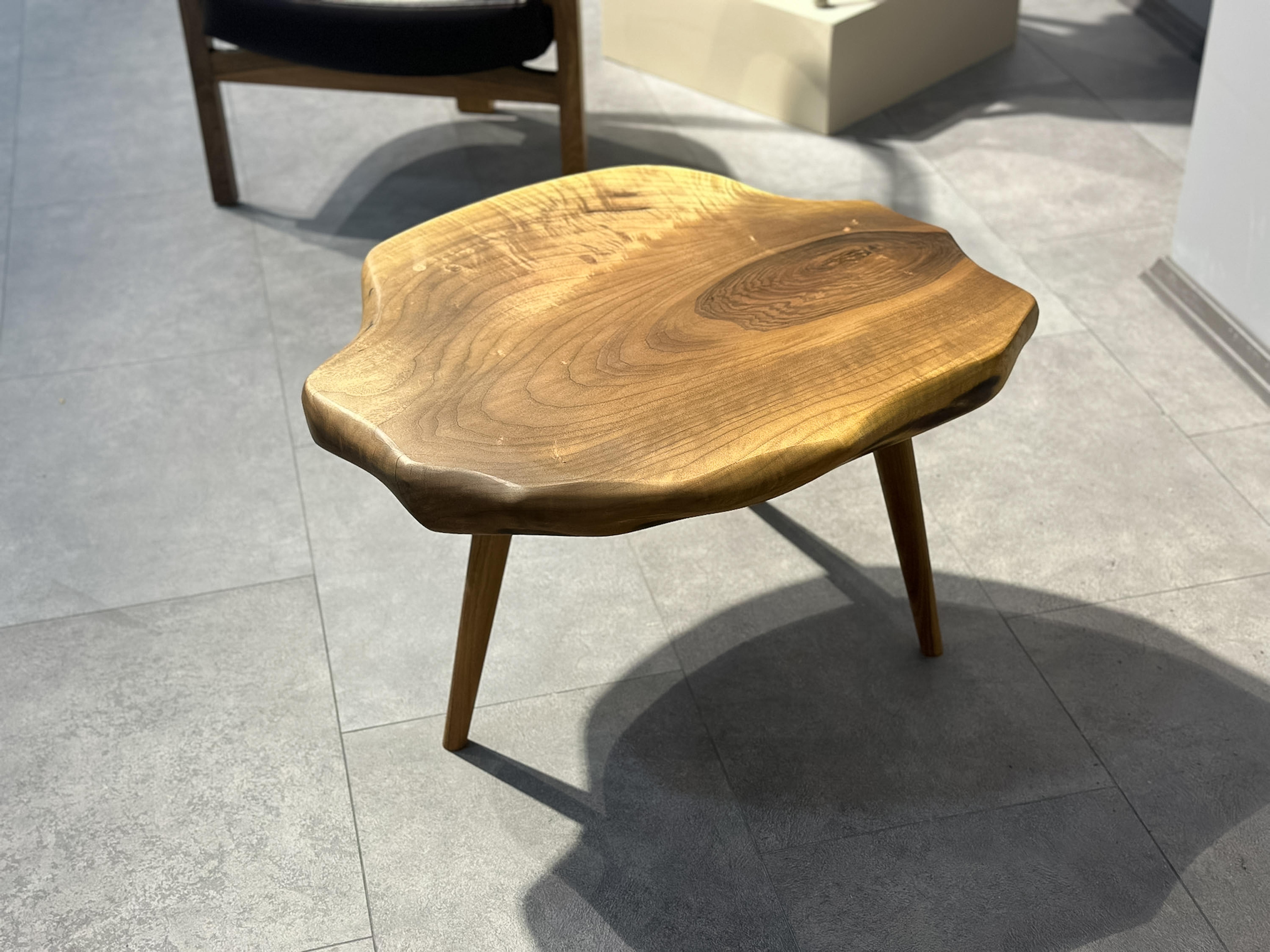 Tavolo da caffè in legno di noce con resina epossidica trasparente

Ti presentiamo il nostro tavolino da caffè in resina epossidica, un vero esempio di artigianalità ed eleganza. Questo eccezionale mobile è stato progettato per essere più di un
