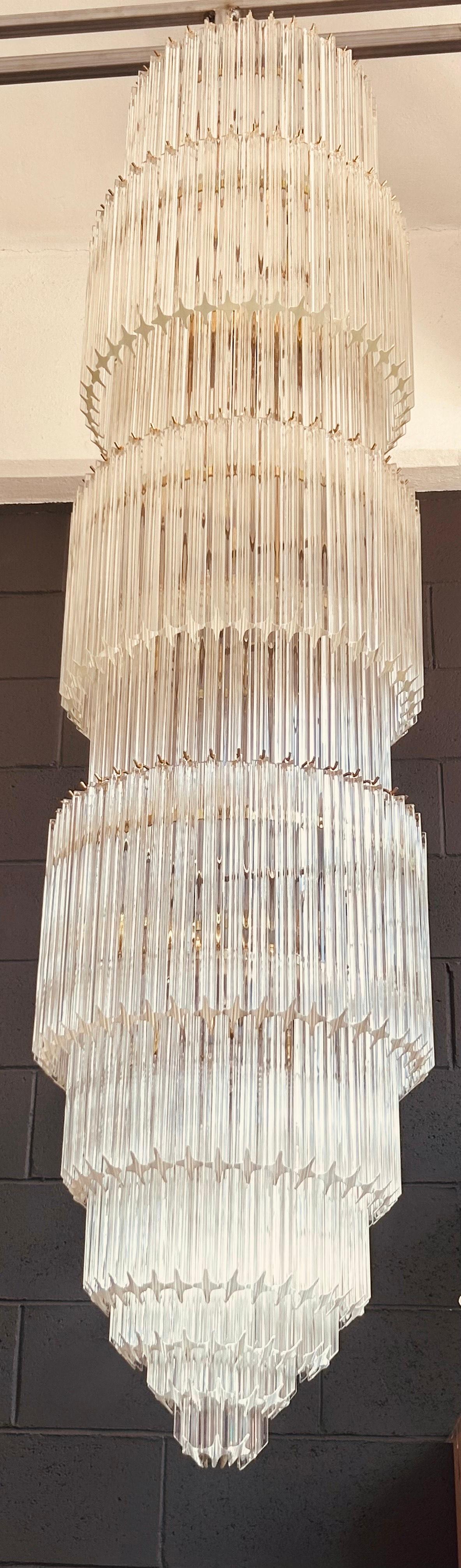 Mid-Century moderno Lampadario di Murano personalizzato a più livelli con vetro cilindrico a forma di stella in vendita