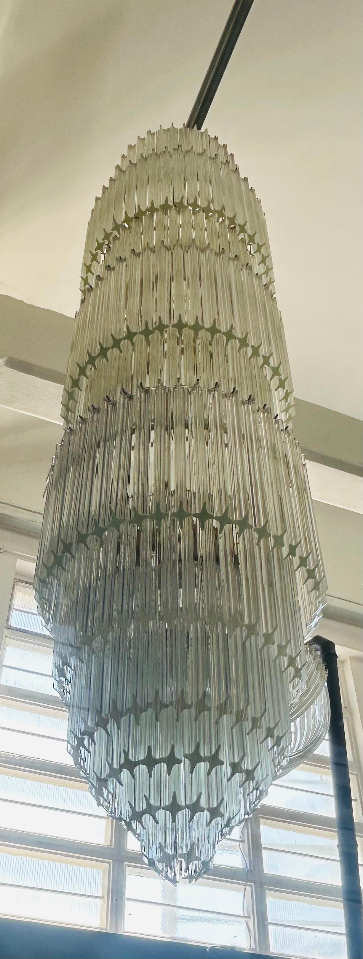 Italiano Lampadario di Murano personalizzato a più livelli con vetro cilindrico a forma di stella in vendita