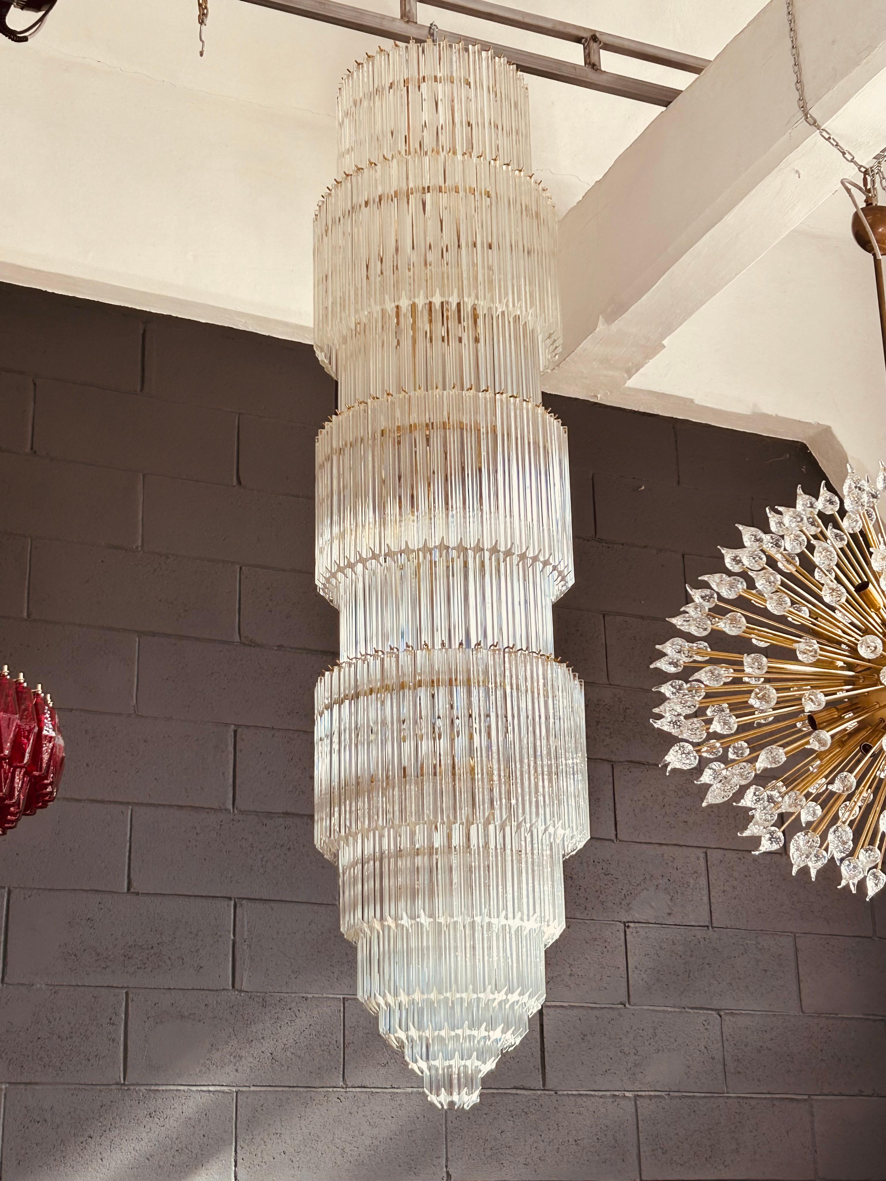 Ottone Lampadario di Murano personalizzato a più livelli con vetro cilindrico a forma di stella in vendita