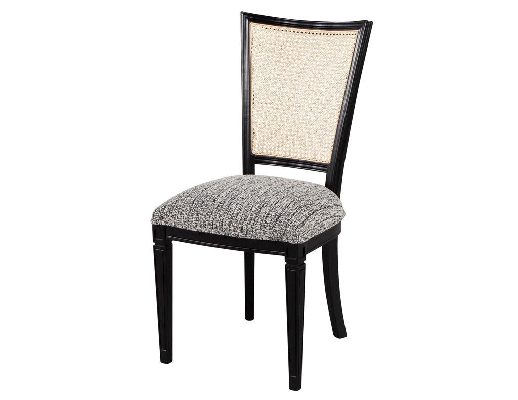 Louis Pava Custom Cane Back Side Chair. Schöner Louis XVI inspirierter Stuhl mit Rohrrücken. Im 2-Farben-Look mit naturfarbenem Schilfrohrrücken und schwarz lackiertem Rahmen. Komplett mit 2-farbigem, weißem und schwarzem Strukturstoff auf dem Sitz.