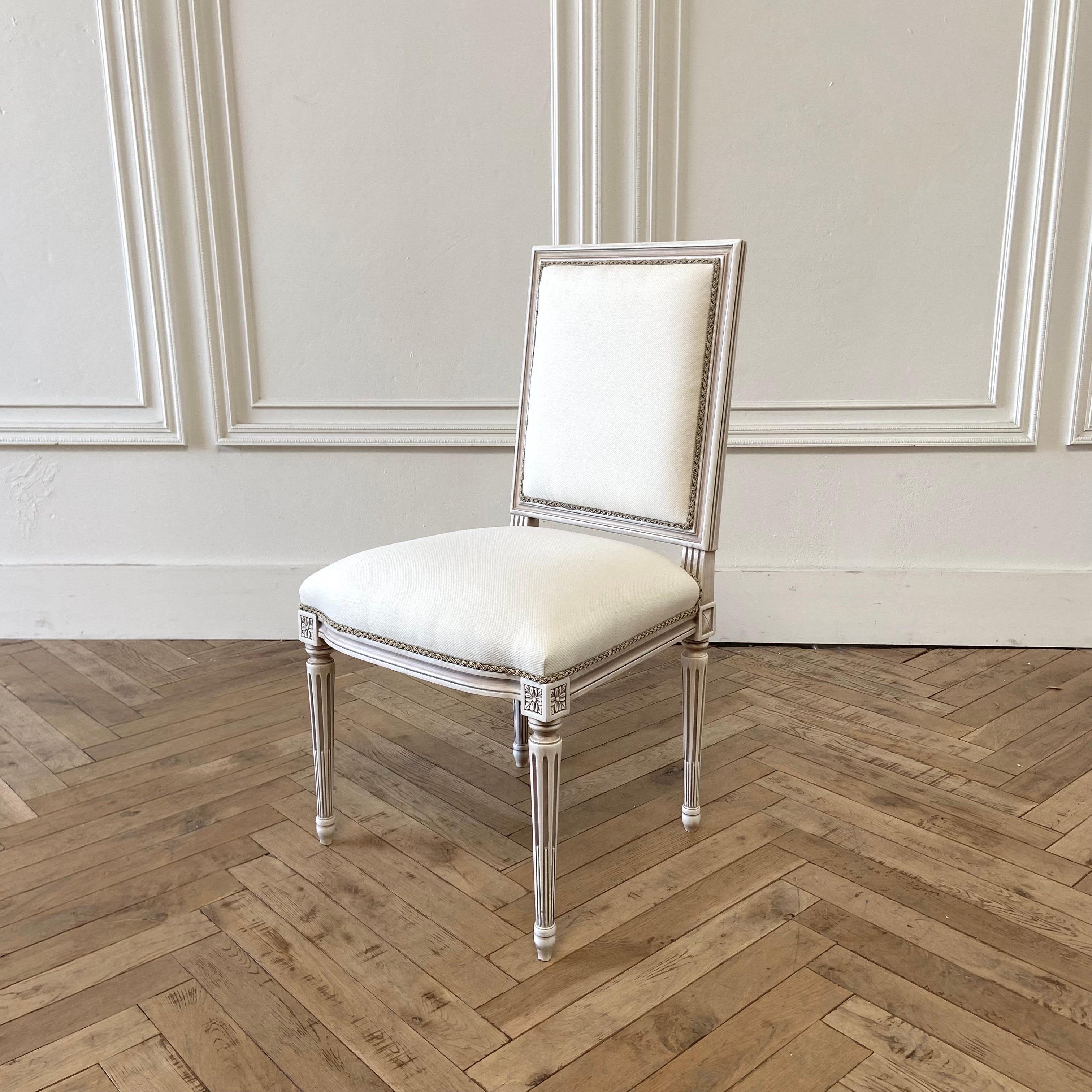 Legno Sedia da pranzo personalizzata in stile Luigi XVI con rivestimento in misto lino bianco in vendita