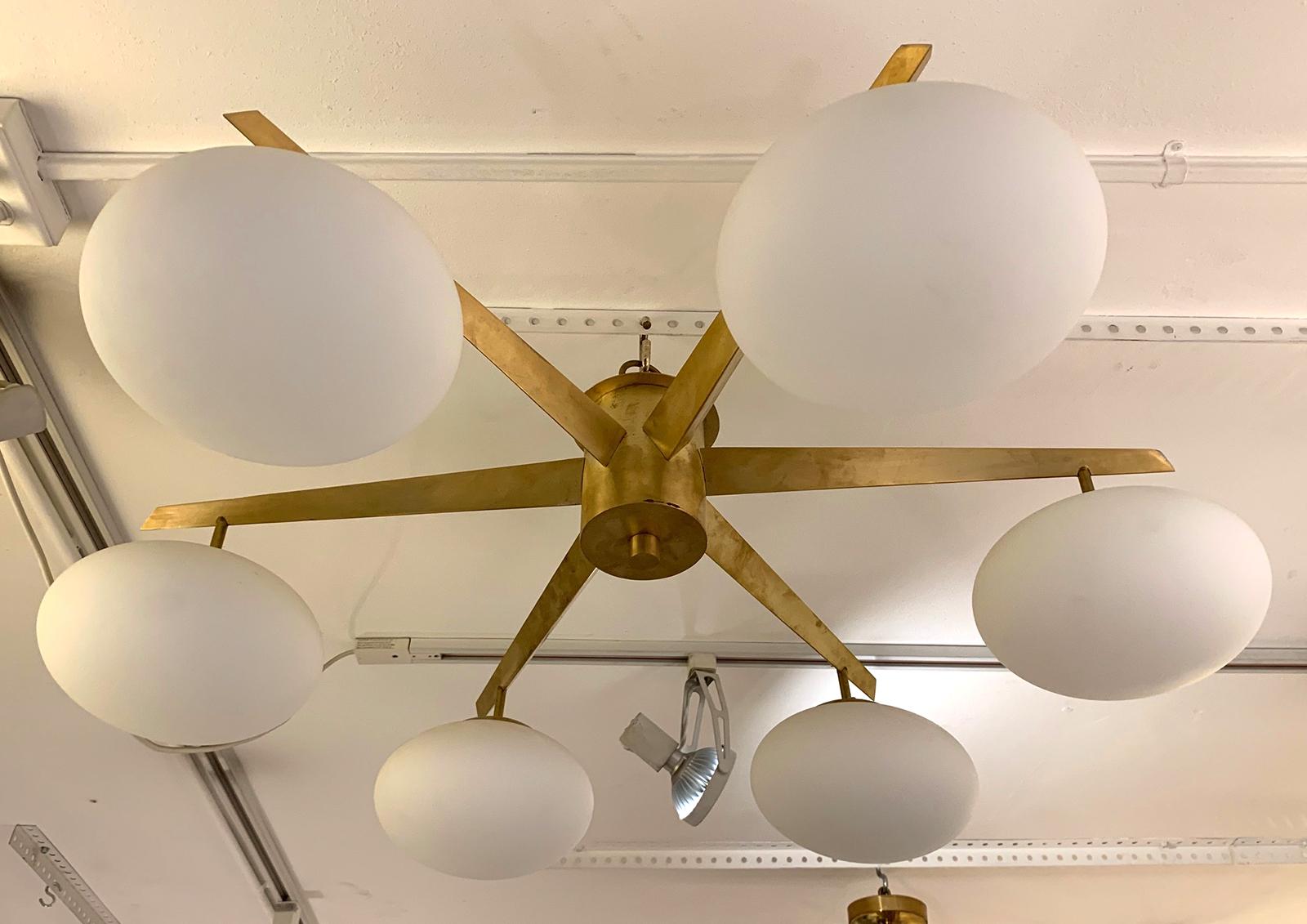 Lampada a sei luci in ottone e vetro opalino in stile metà secolo Luca, ispirata ad Angelo Lelii.
Questo articolo è interamente personalizzabile. I tempi di consegna sono di 8-12 settimane.
Il Diam di questo apparecchio si misura dall'estremità del