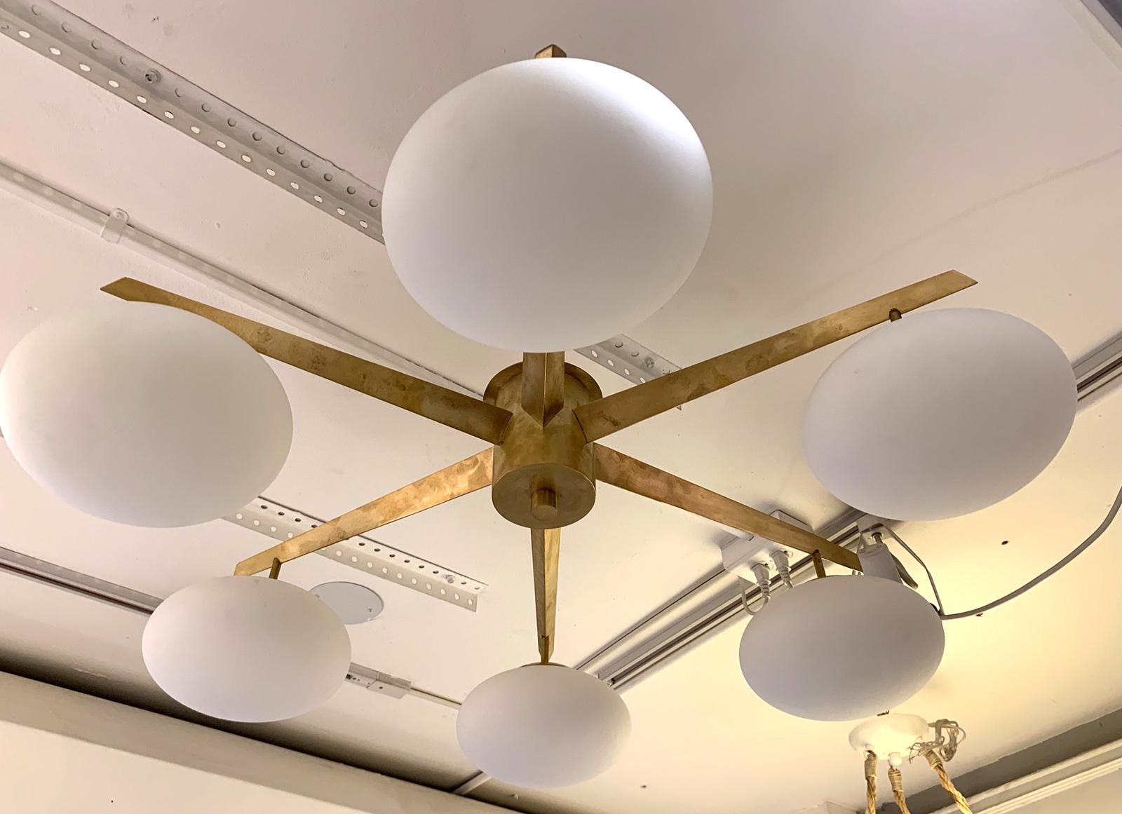 Moderno Lampada a sei luci su misura Luca in ottone e vetro opalino in stile metà secolo in vendita
