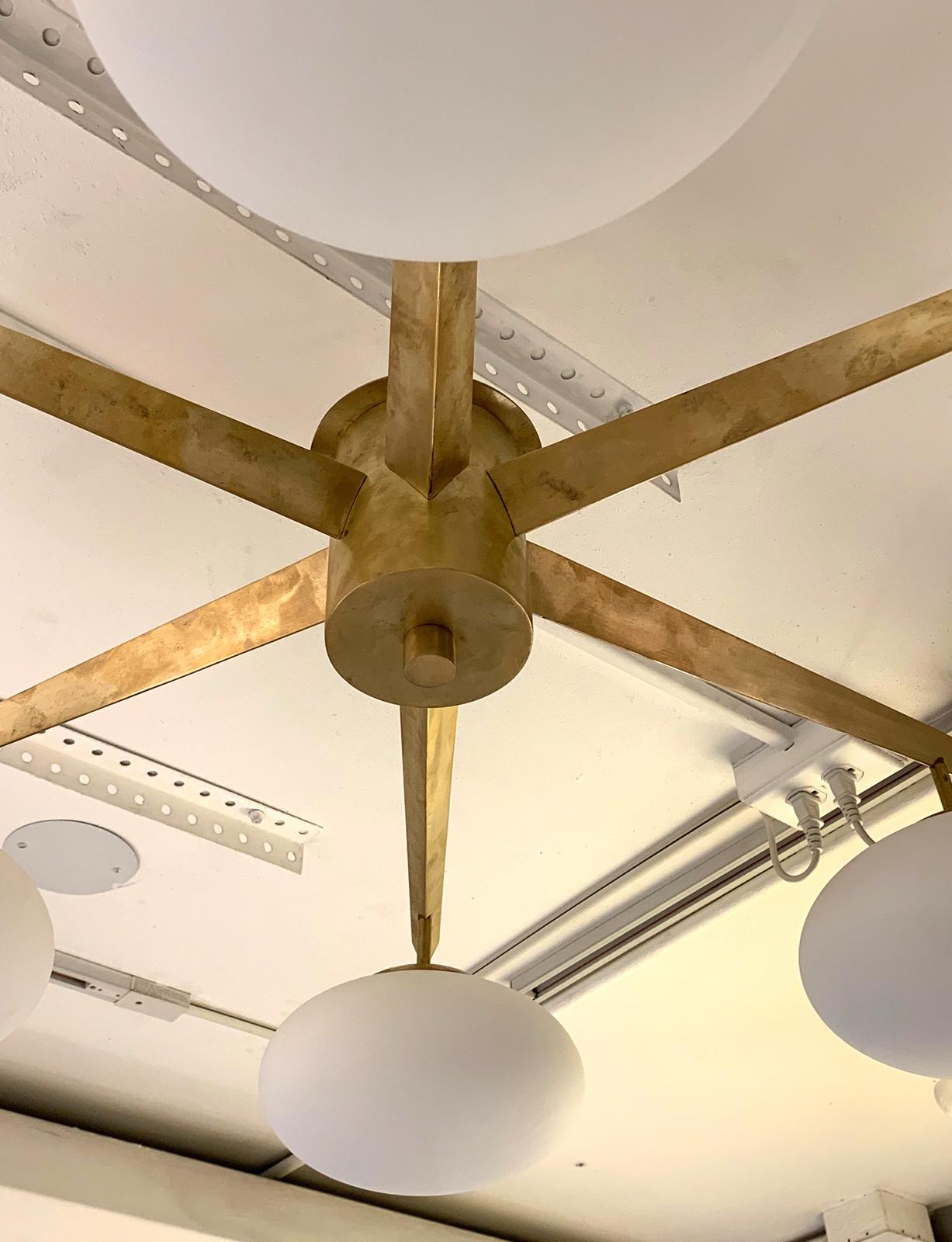Americano Lampada a sei luci su misura Luca in ottone e vetro opalino in stile metà secolo in vendita