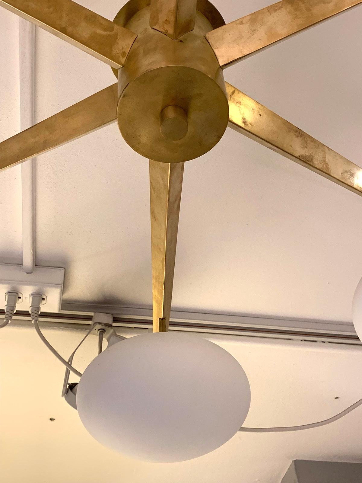 Lampada a sei luci su misura Luca in ottone e vetro opalino in stile metà secolo In condizioni Nuovo in vendita a New York, NY
