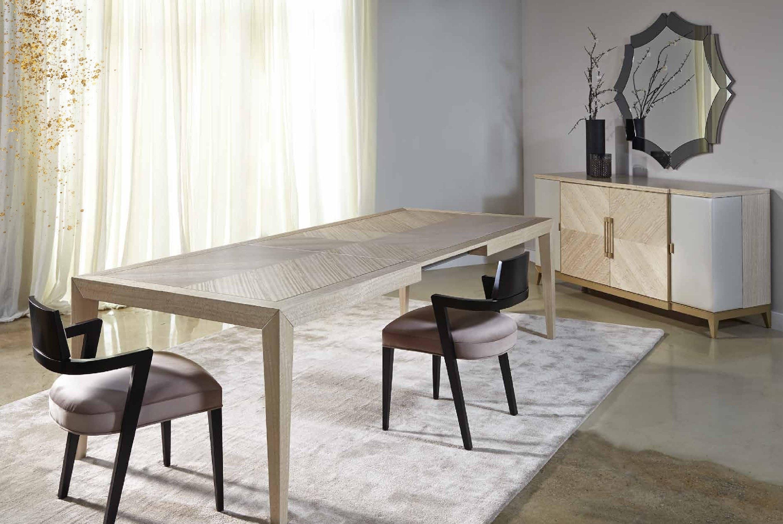 Maßgefertigter luxuriöser Esszimmerstuhl aus Samt, gepolstert mit lackierter Struktur im Zustand „Neu“ im Angebot in NEW YORK, NY
