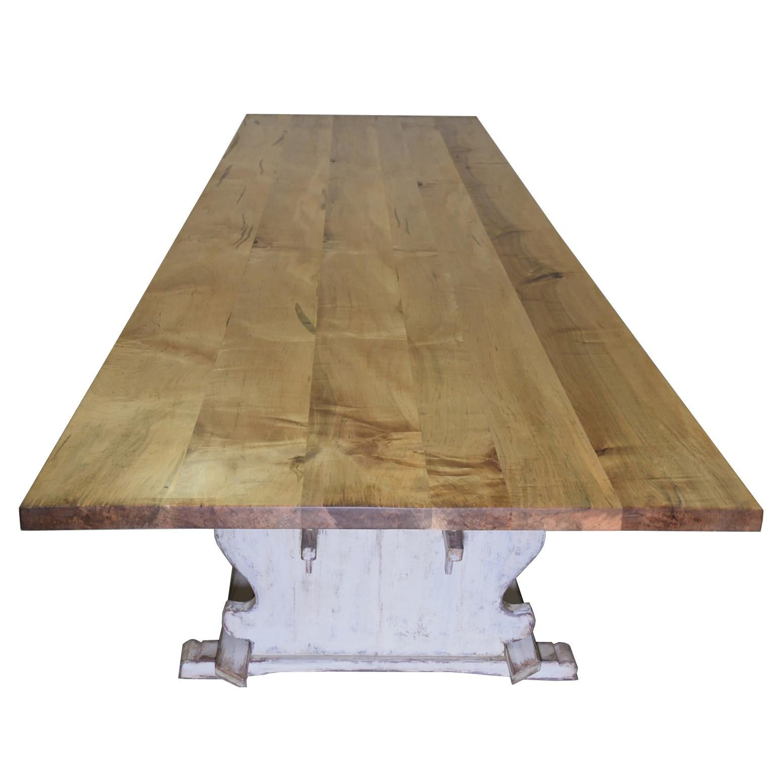 Érable Table gustavienne Bonnin Ashley de 3,40 m sur mesure montrée avec tréteaux peints  en vente