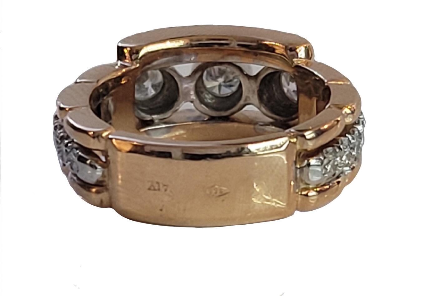 Marca Custom MADE

Oro rosa 14k

Genere Uomini

Anello misura 9,25

A. Stone Diamond

Centro .33ct Lato .30ct

Totalmente 1,88ct 

Peso 15gr

Chiarezza del diamante VVS

Colore Grado F

Condit Pre-Owned