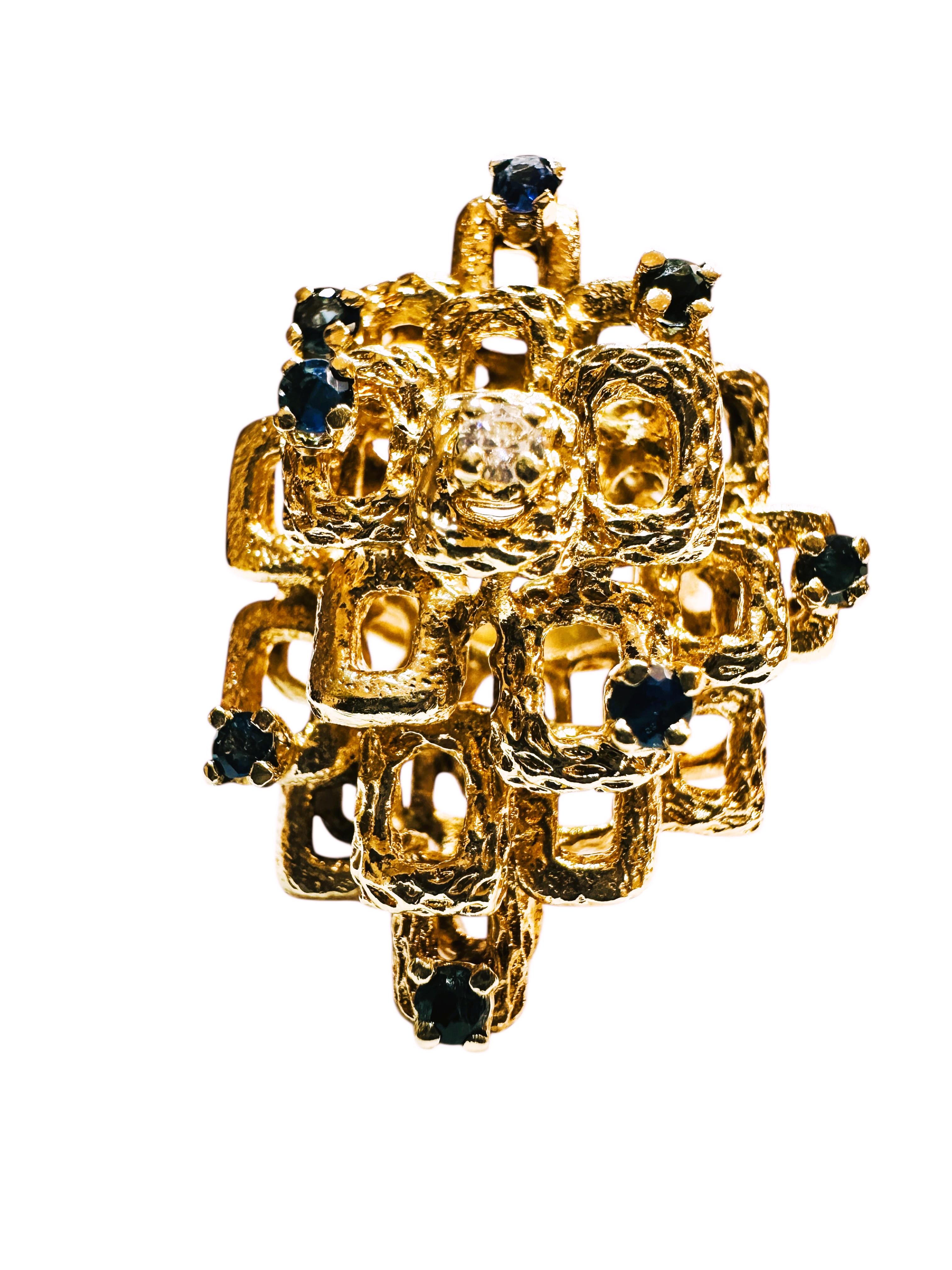Quelle bague magnifique et unique !  La bague est Vintage et est faite sur mesure, c'est donc une bague unique en son genre. C'est une taille 6.5.  J'adore son design asymétrique.   Il est estampillé 