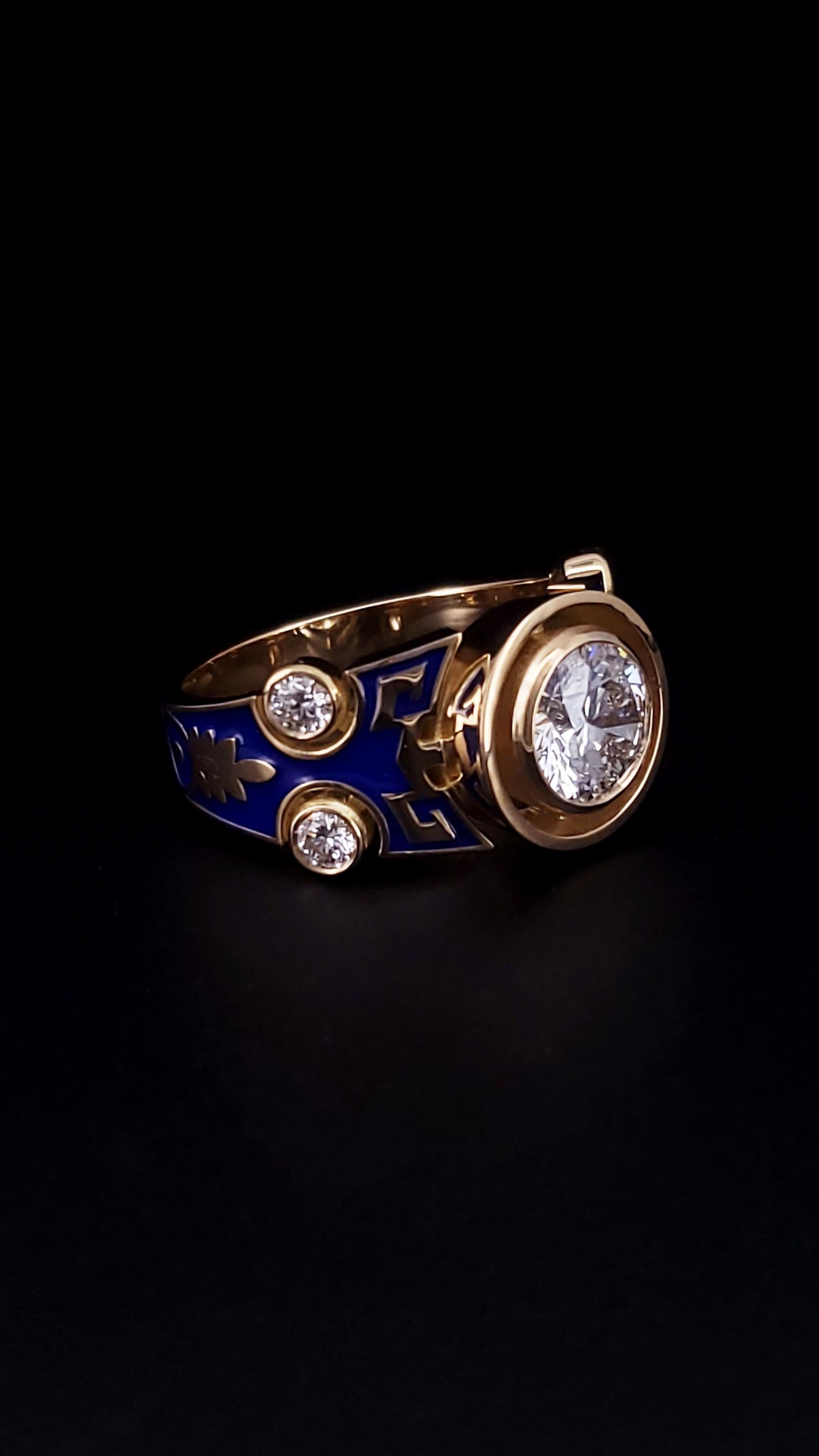 Taille ronde Bague sur mesure en or 18 carats, émail bleu et diamants en vente