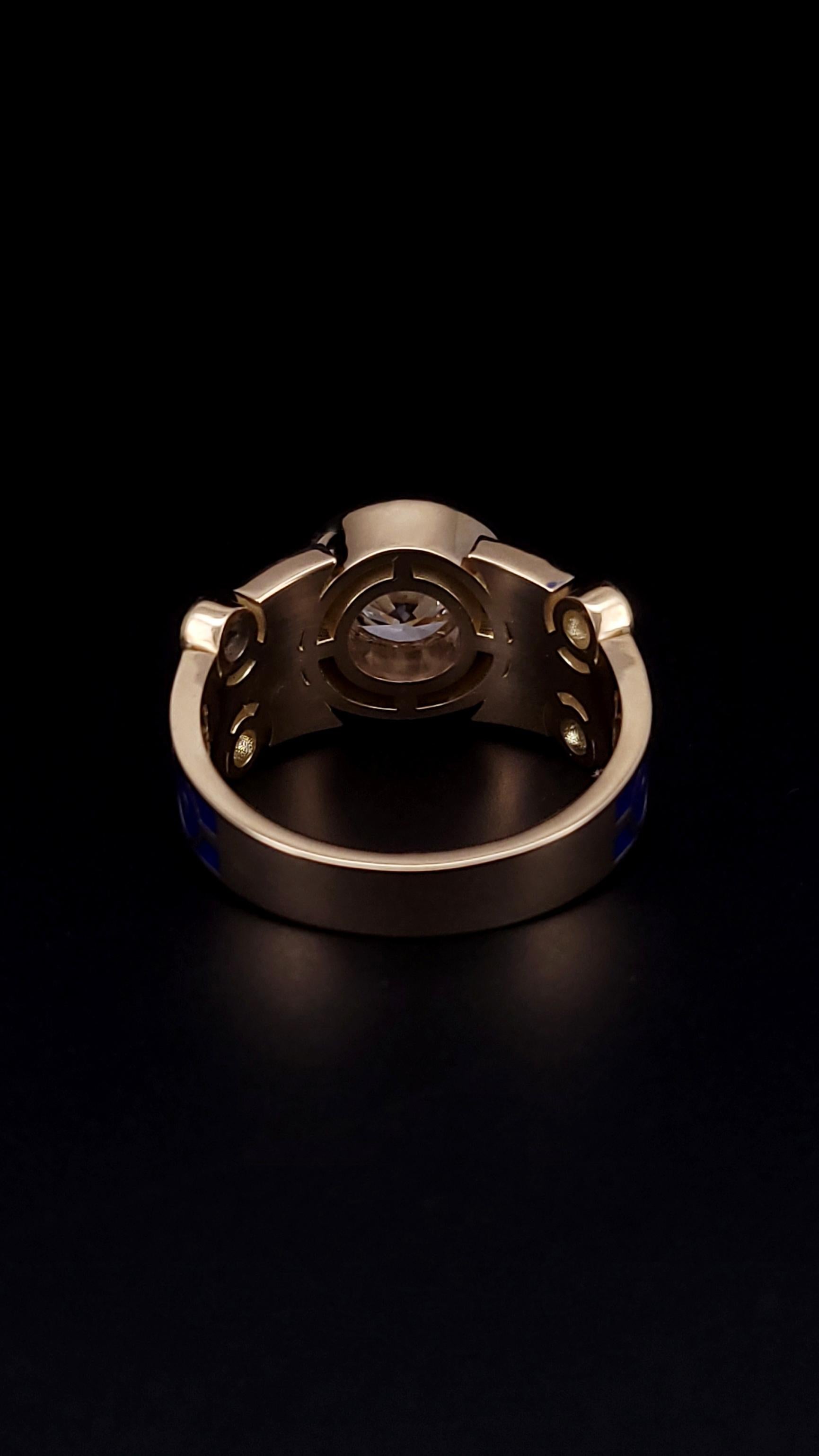 Bague sur mesure en or 18 carats, émail bleu et diamants en vente 1