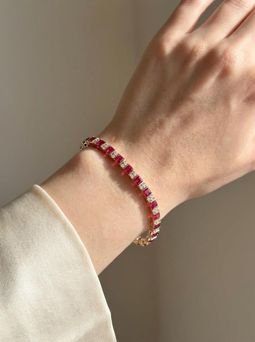 Cet élégant bracelet de ligne sur mesure met en valeur une combinaison raffinée de rubis naturels et de diamants naturels étincelants, le tout méticuleusement serti dans un riche or jaune 18 carats. Le bracelet présente de vibrants rubis de taille