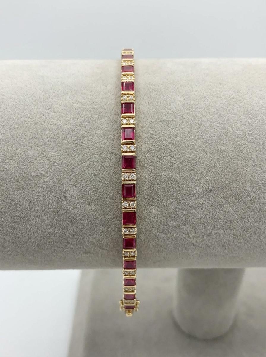 Taille ronde Custom-Made 18K Yellow Gold Ruby and Diamond Line Bracelet en vente