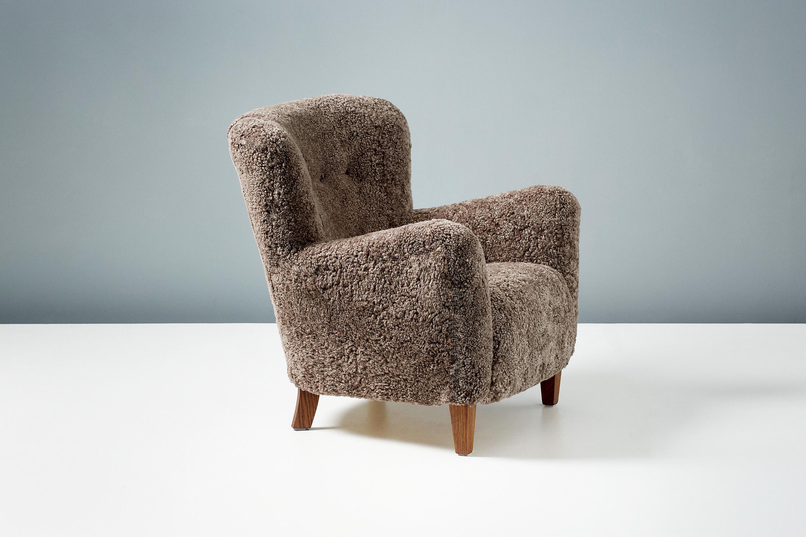 Scandinavo moderno Sedia da salotto in pelle di pecora su misura in stile anni '40 in vendita