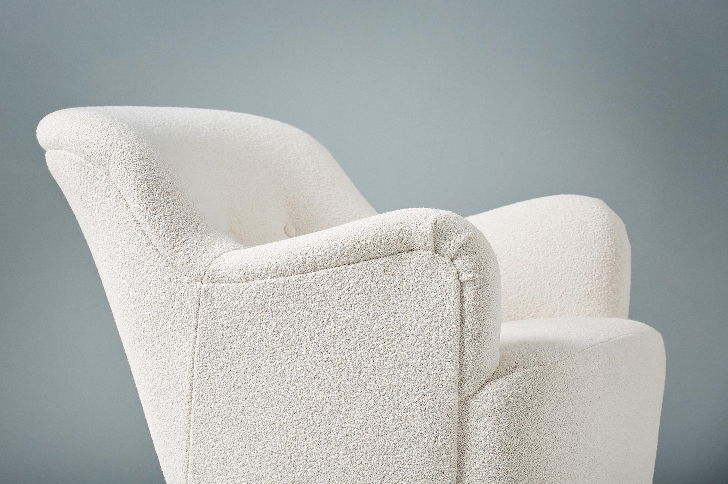Contemporary Custom Made 1940s Style White Boucle Lounge Chair For Sale