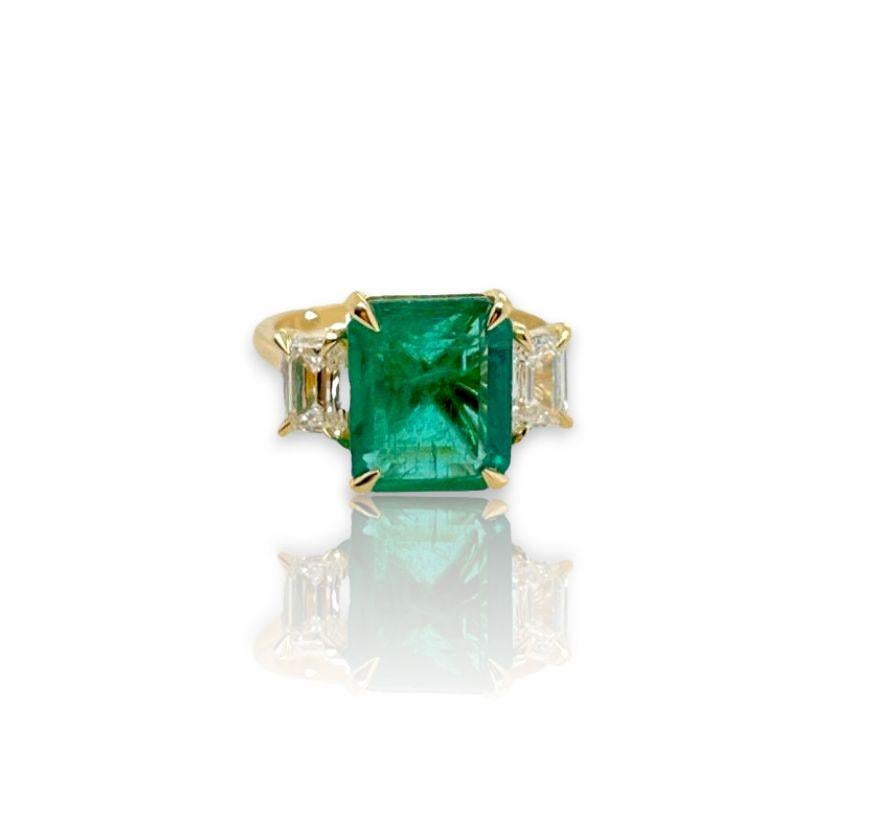 For Sale:  Custom made 3.50ct Emerald and Diamond Trilogy style Ring in 18ct Yellow Gold 2