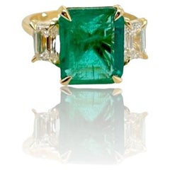Maßgefertigter Ring im Trilogy-Stil aus 18 Karat Gelbgold mit 3,50 Karat Smaragd und Diamant