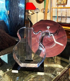 CUSTOM MADE Sculpture de guitare en Lucite sur pied, signée, édition #1/10