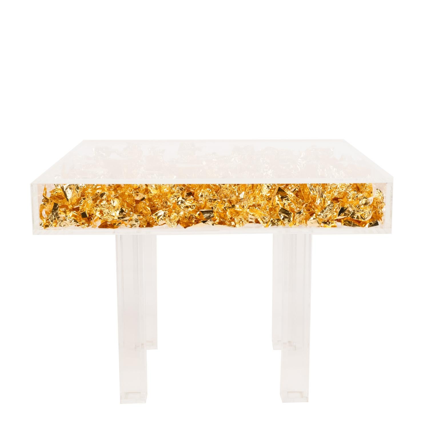 Ce design amusant et glamour d'une table entièrement en acrylique rappelle l'œuvre d'Yves Klein.  Table basse Monogold emblématique de 1961. Actuellement, il est composé de pieds et d'un plateau en plexiglas, et rempli de feuilles d'or. Nous pouvons